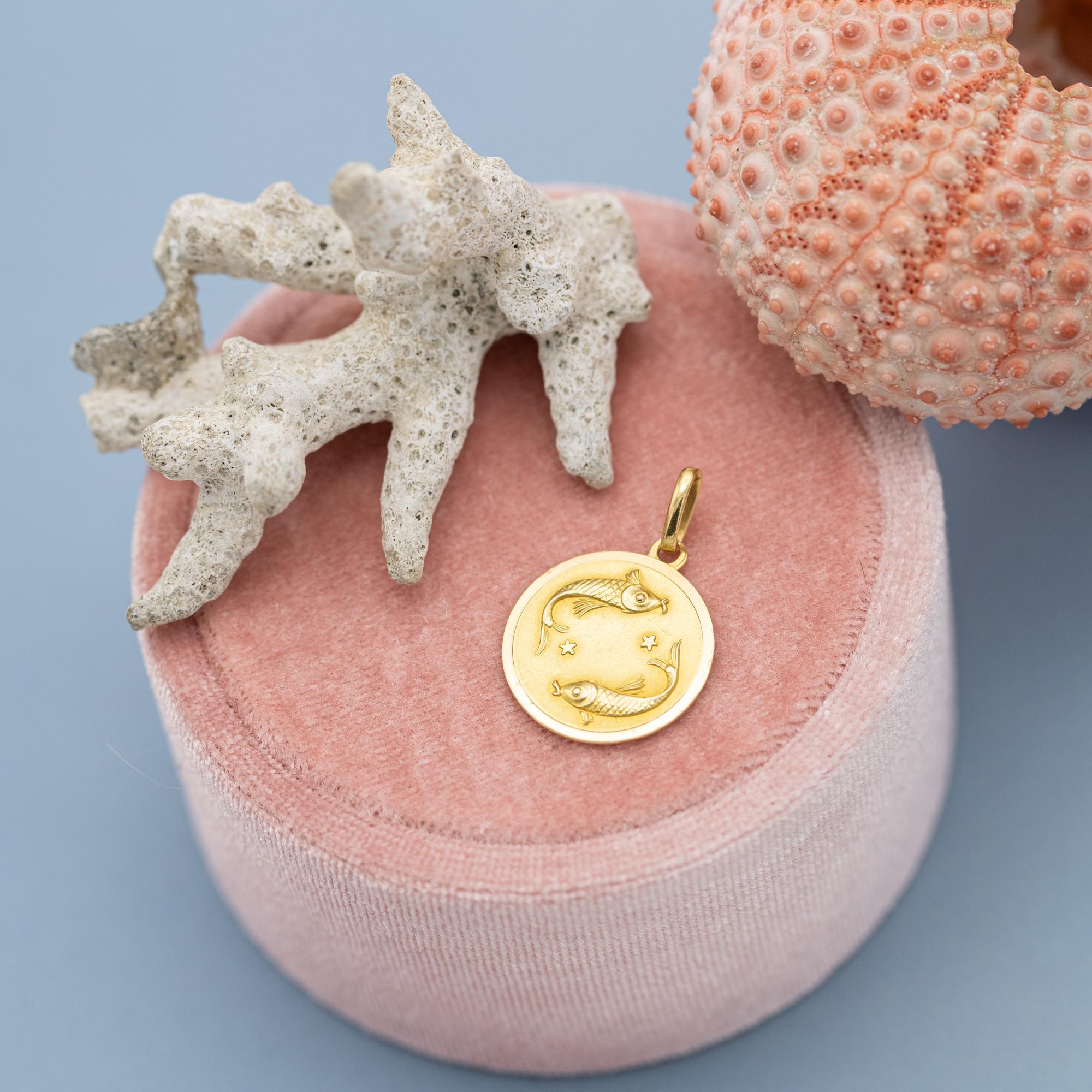 18K Pisces, Vintage 18 karat zodiac charm pendant - solid yellow gold Star Sign For Sale 2