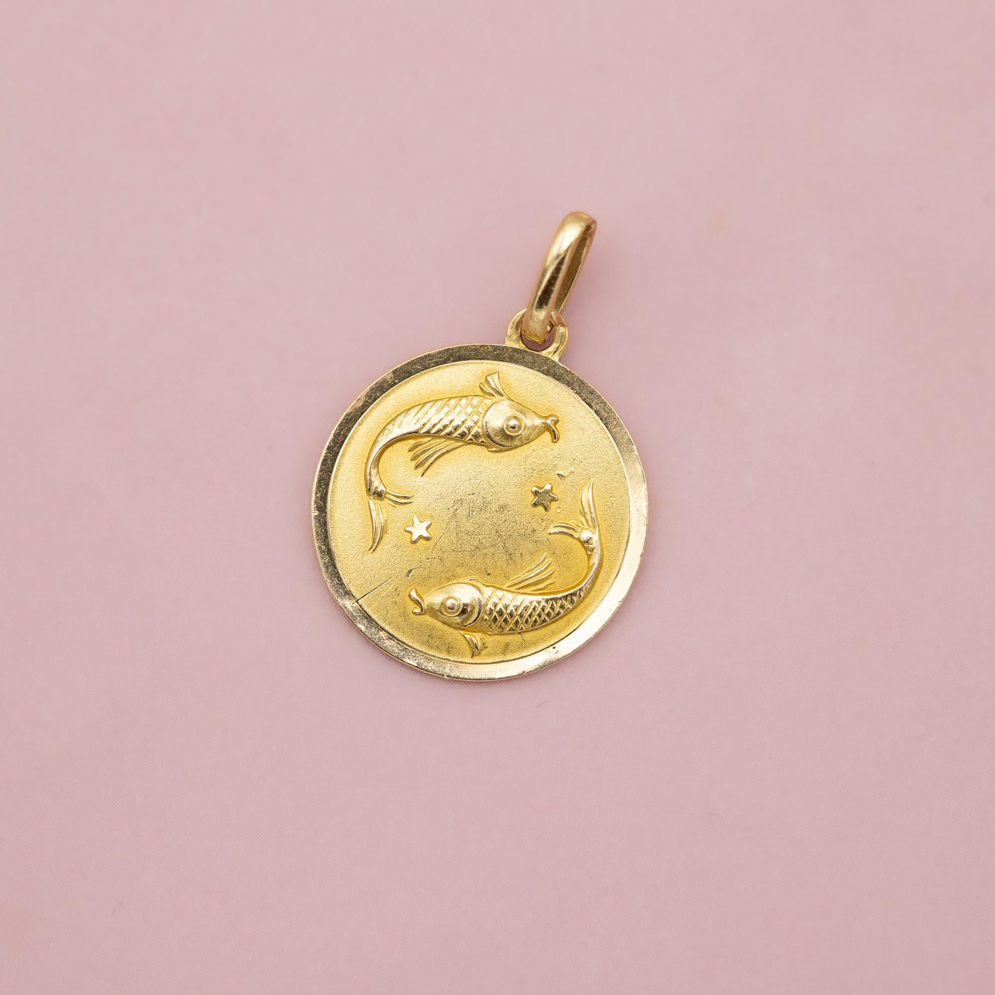 18K Pisces, Vintage 18 karat zodiac charm pendant - solid yellow gold Star Sign For Sale 3