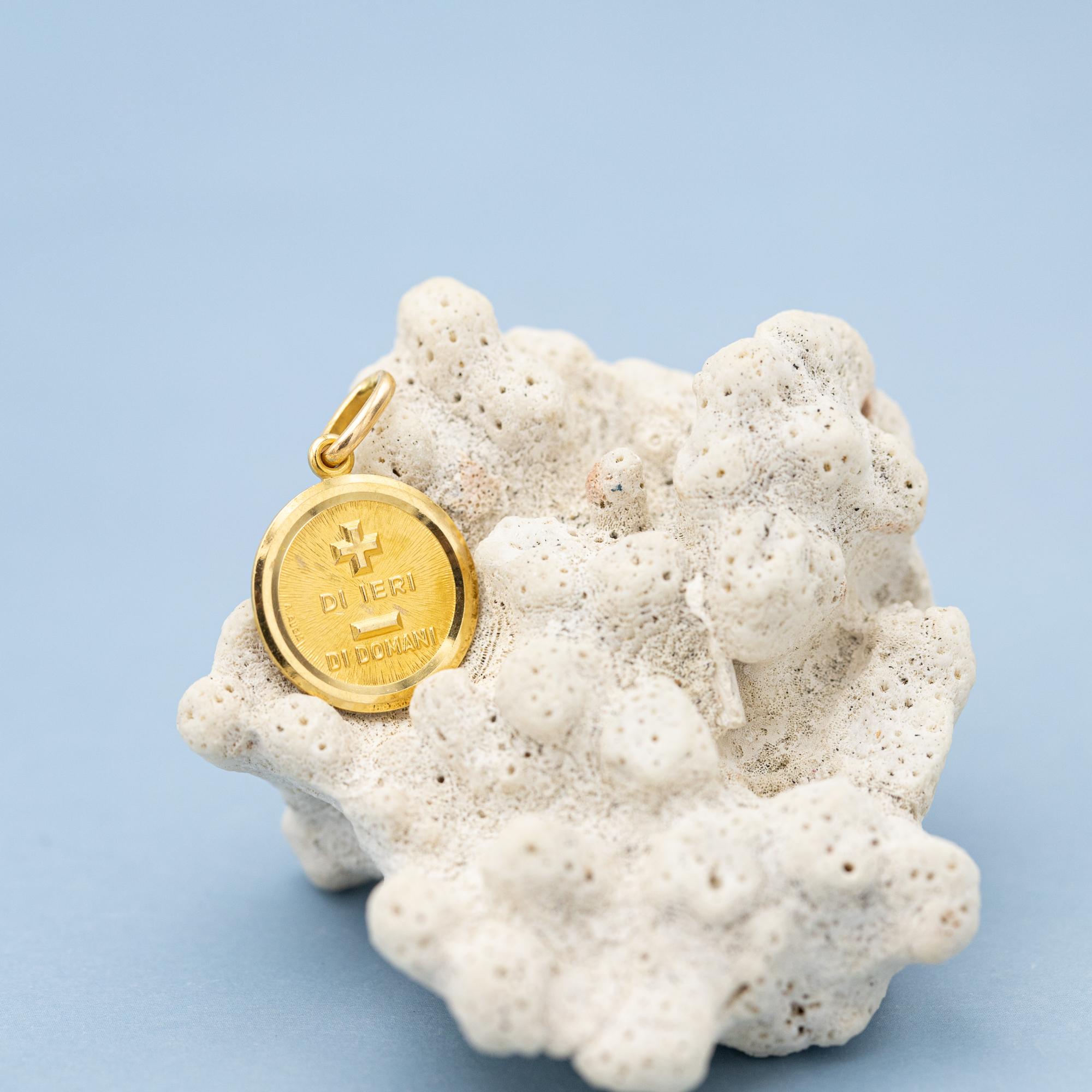 18K plain Più di ieri e meno di domani - Italian 18 karat solid gold Love token 1