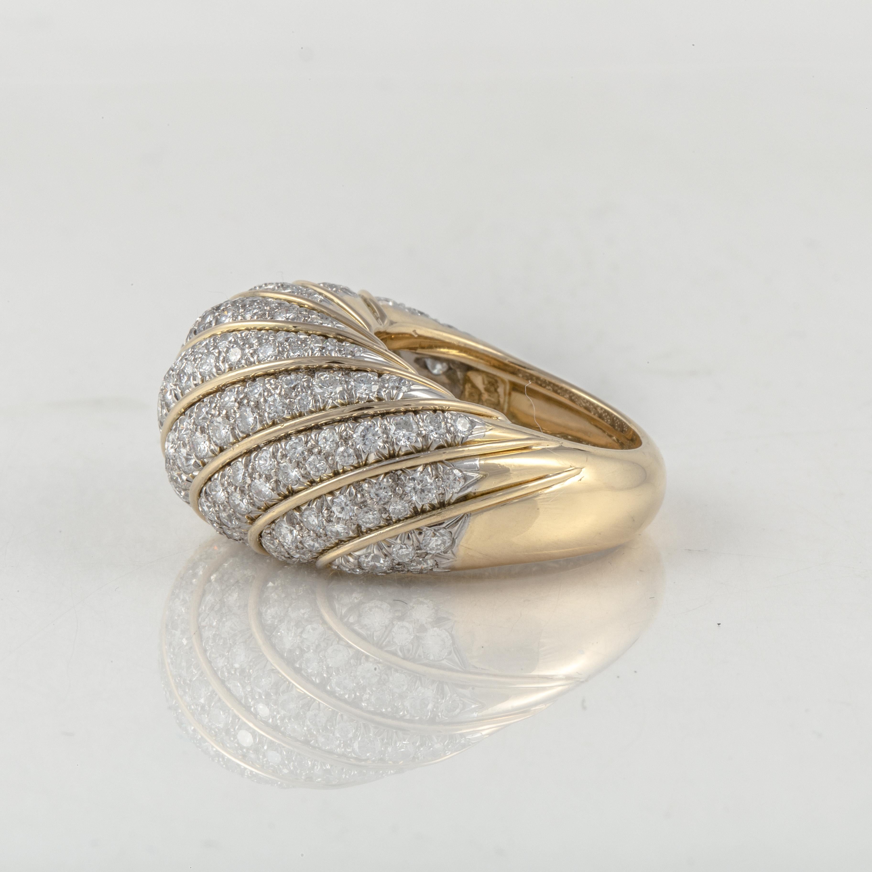 Taille ronde Bague dôme en or 18 carats et platine avec diamants pavés en vente