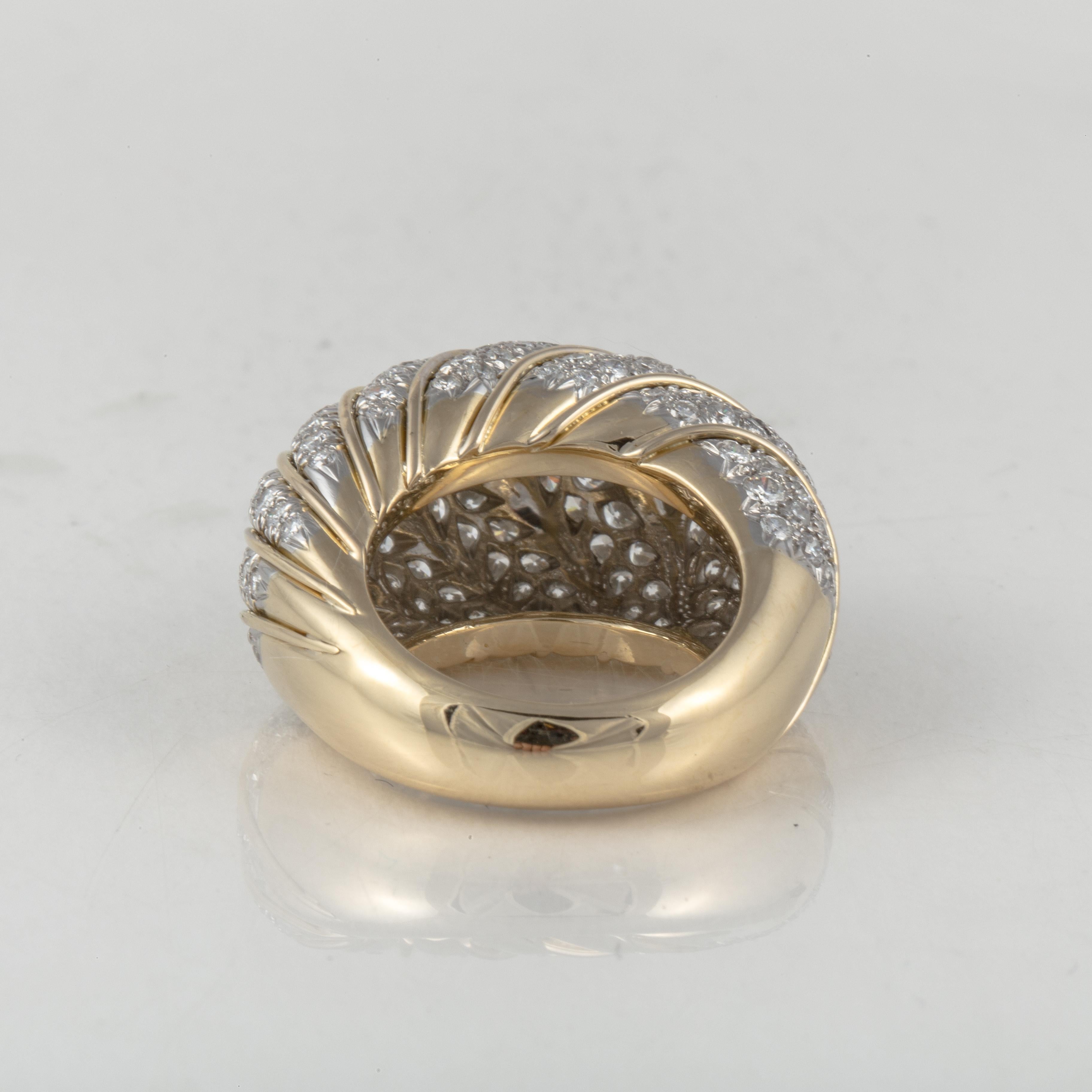 Bague dôme en or 18 carats et platine avec diamants pavés Pour femmes en vente