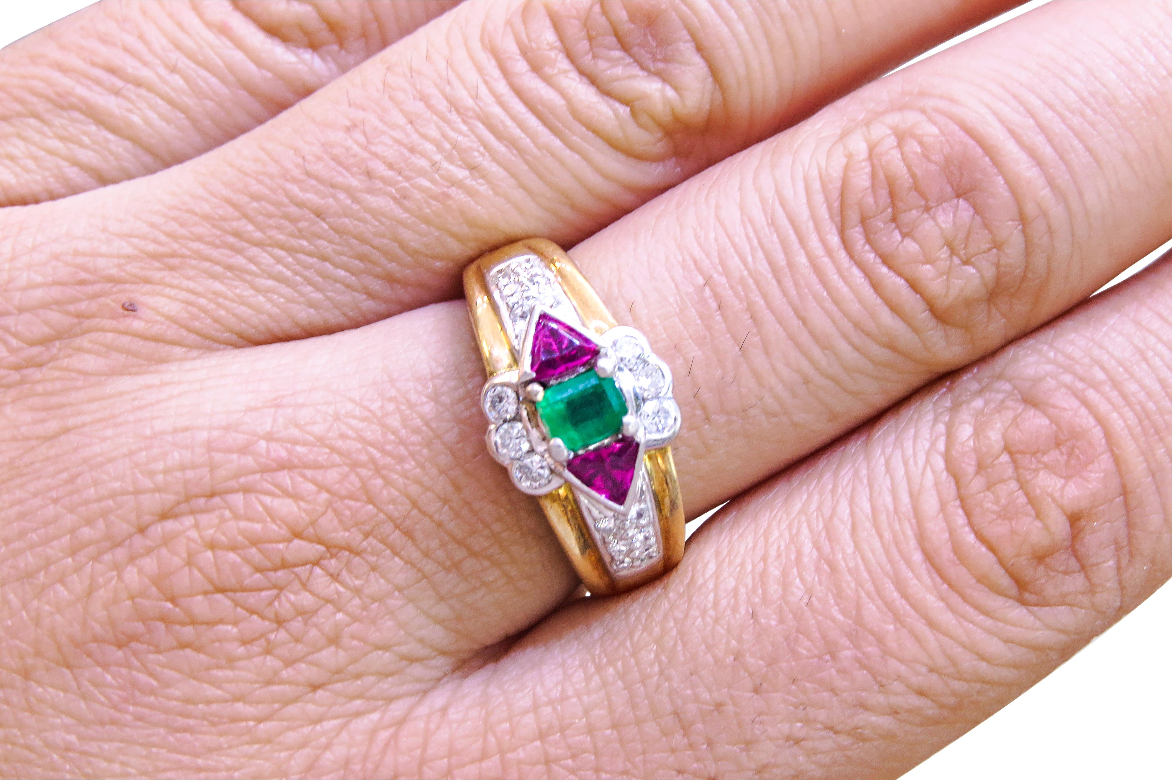 18 Karat Vintage  Platinum, Diamond and Emerald Ladies Ring In Excellent Condition For Sale In Jackson Heights, NY