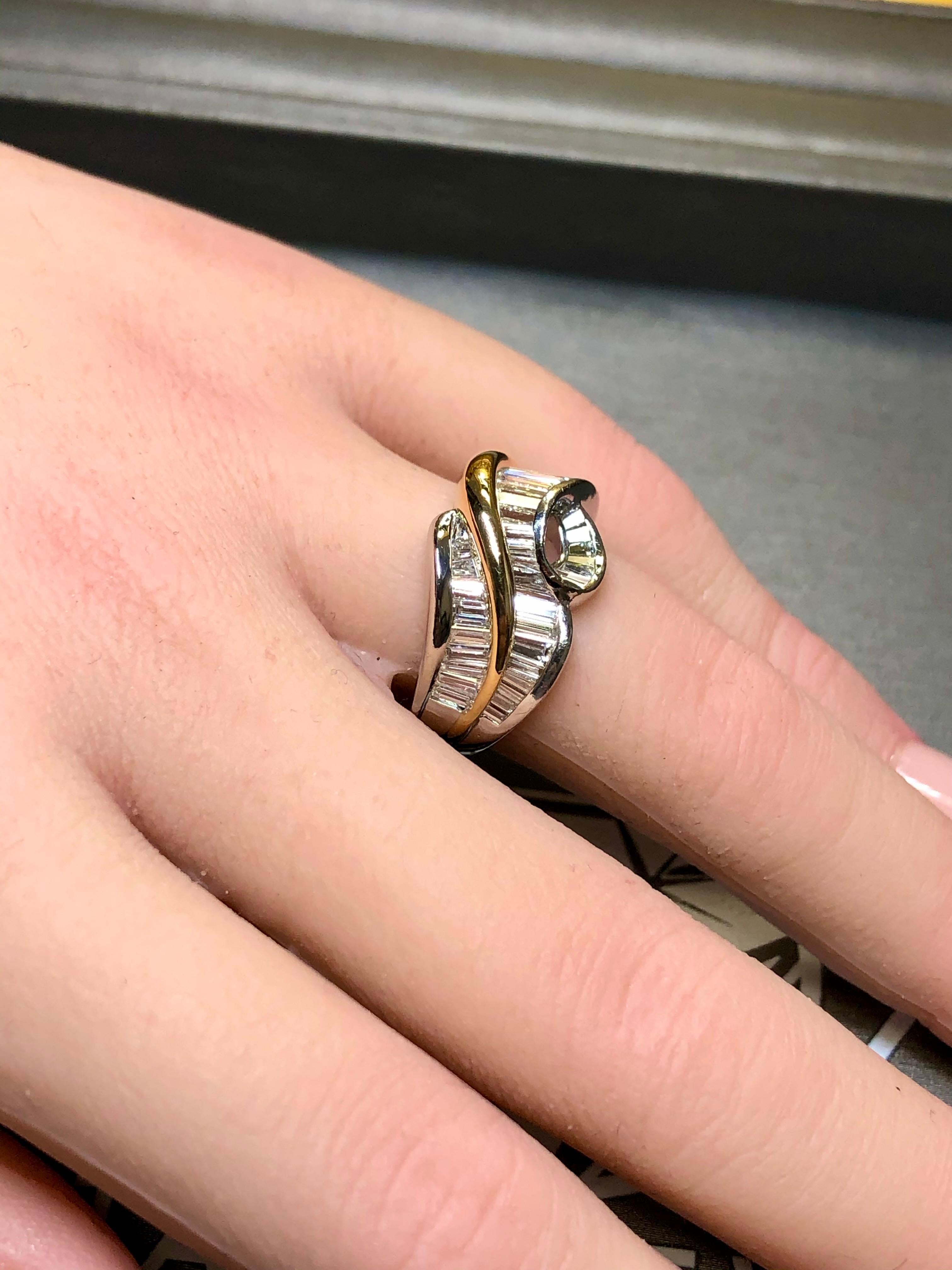 18 Karat Platin Großer Baguette-Diamant- Wave-Ring mit Kanalfassung 3,20 Karat G Vs im Angebot 5