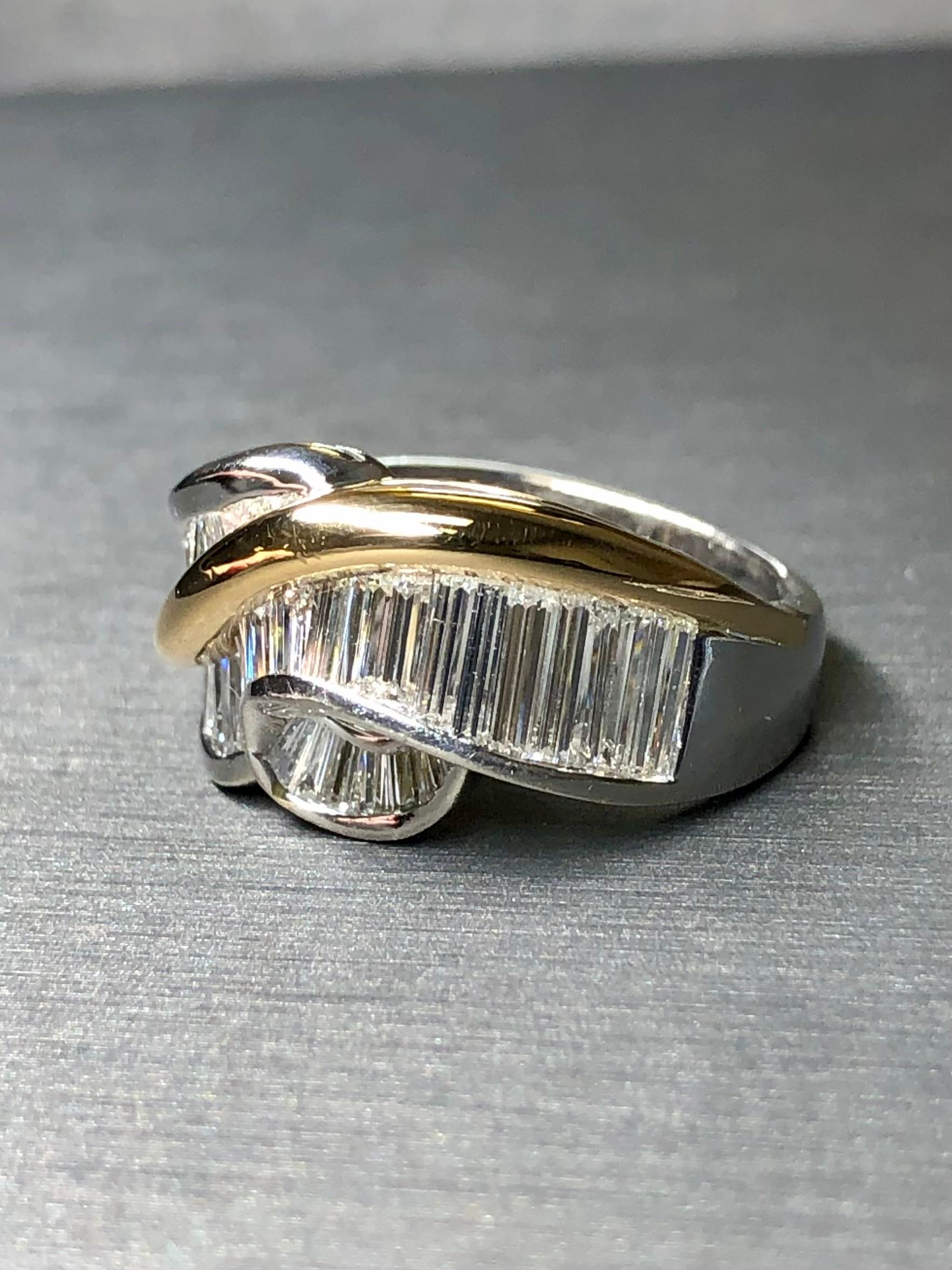 Ein eleganter Ring aus Platin und 18-karätigem Gelbgold, besetzt mit geraden Baguette-Diamanten in der Farbe G-I und der Reinheit Vs1+. Das ungefähre Gesamtgewicht beträgt 3,20cttw


Abmessungen/Gewicht:

Der Ring ist 0,45