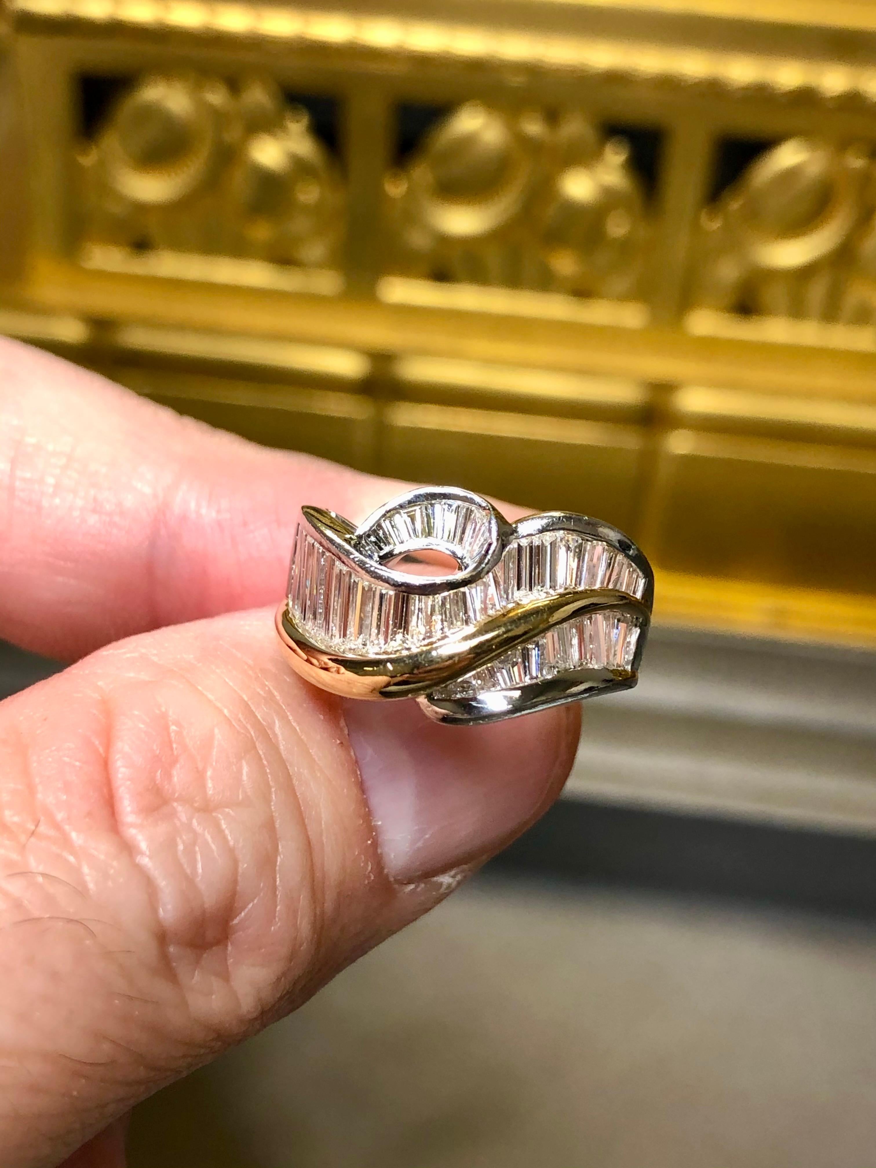18 Karat Platin Großer Baguette-Diamant- Wave-Ring mit Kanalfassung 3,20 Karat G Vs im Angebot 3