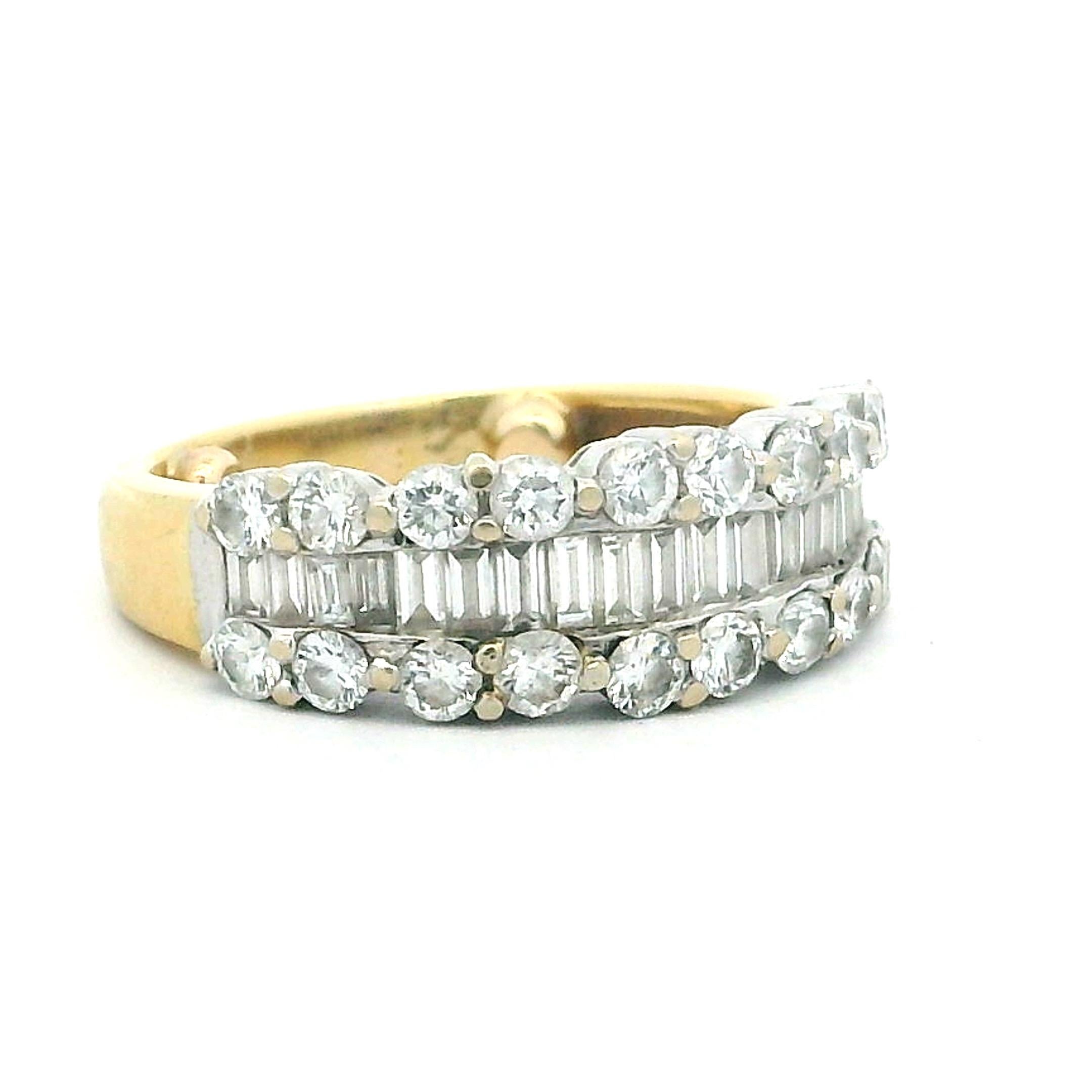 Una raffinata fascia di diamanti bicolore realizzata in oro giallo 18 carati con incastonatura di diamanti in platino. Il design è caratterizzato da una fila centrale di diamanti taglio baguette incorniciata da due file di diamanti tondi brillanti,