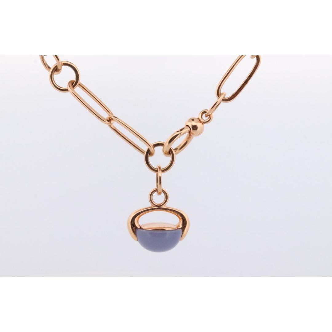 Vintage By aus den 1990er Jahren
Edelstein: Chalcedon
Verschluss: Clip-on

Stil des Schmucks: Avantgarde

Ein zeitloses Stück des weltbekannten italienischen Juweliers Pomellato!

Die perlmuttartige Anmutung der opalisierenden Farben und die sanften