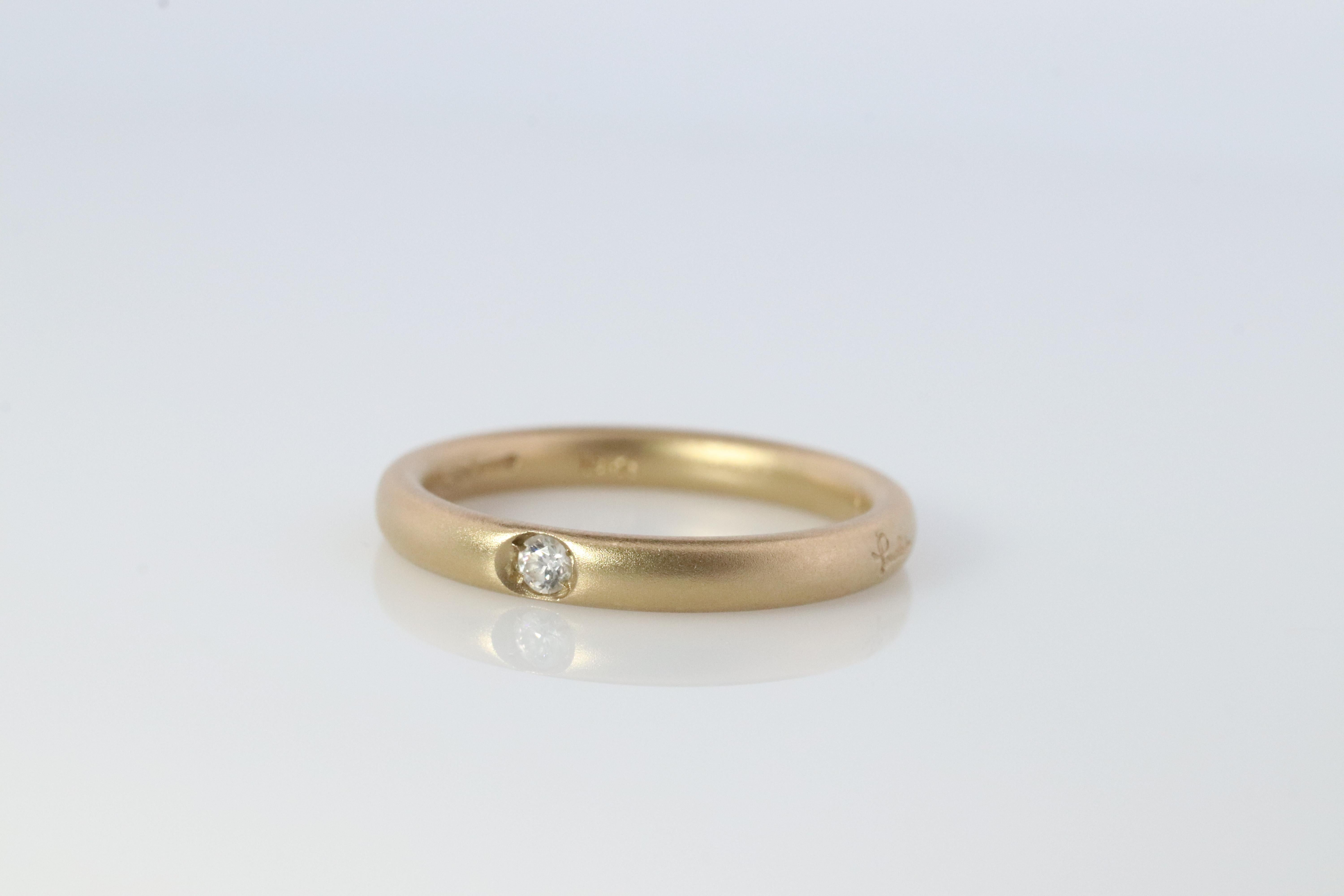 A timeless piece of the world renowned Italian Jeweler Pomellato! 

18k yellow gold band matte finish with a solitaire diamond. Out of the Lucciole Collection.

Condition: Great condition
Details:

Authentic Pomellato Jewelry


Size 4.5
2.5mm