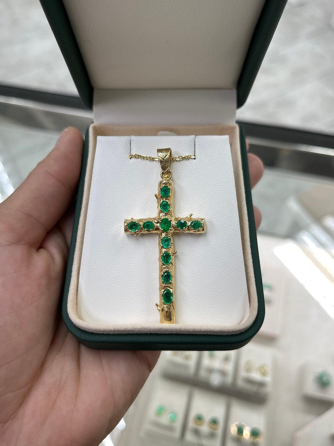 18 Karat Pre-Colombian Style Smaragd Gold Kreuz-Anhänger Oval Smaragd Religiös Damen