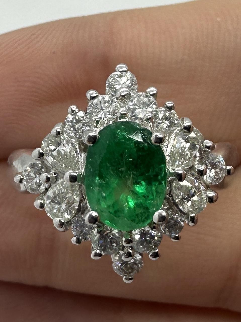 18k Princess Cut Diamond and Oval Emerald Ring For Sale 6