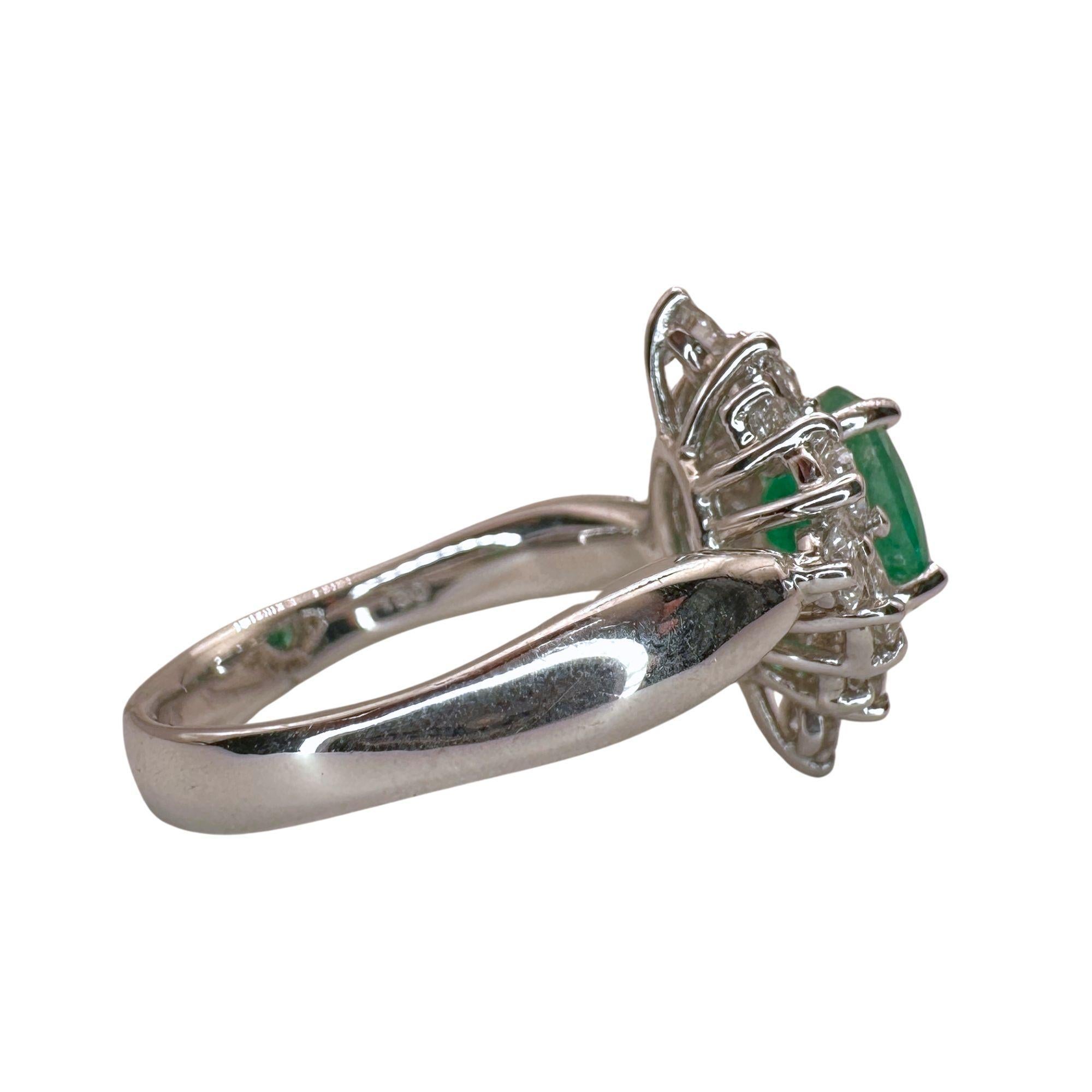 18k Princess Cut Diamond and Oval Emerald Ring For Sale 2