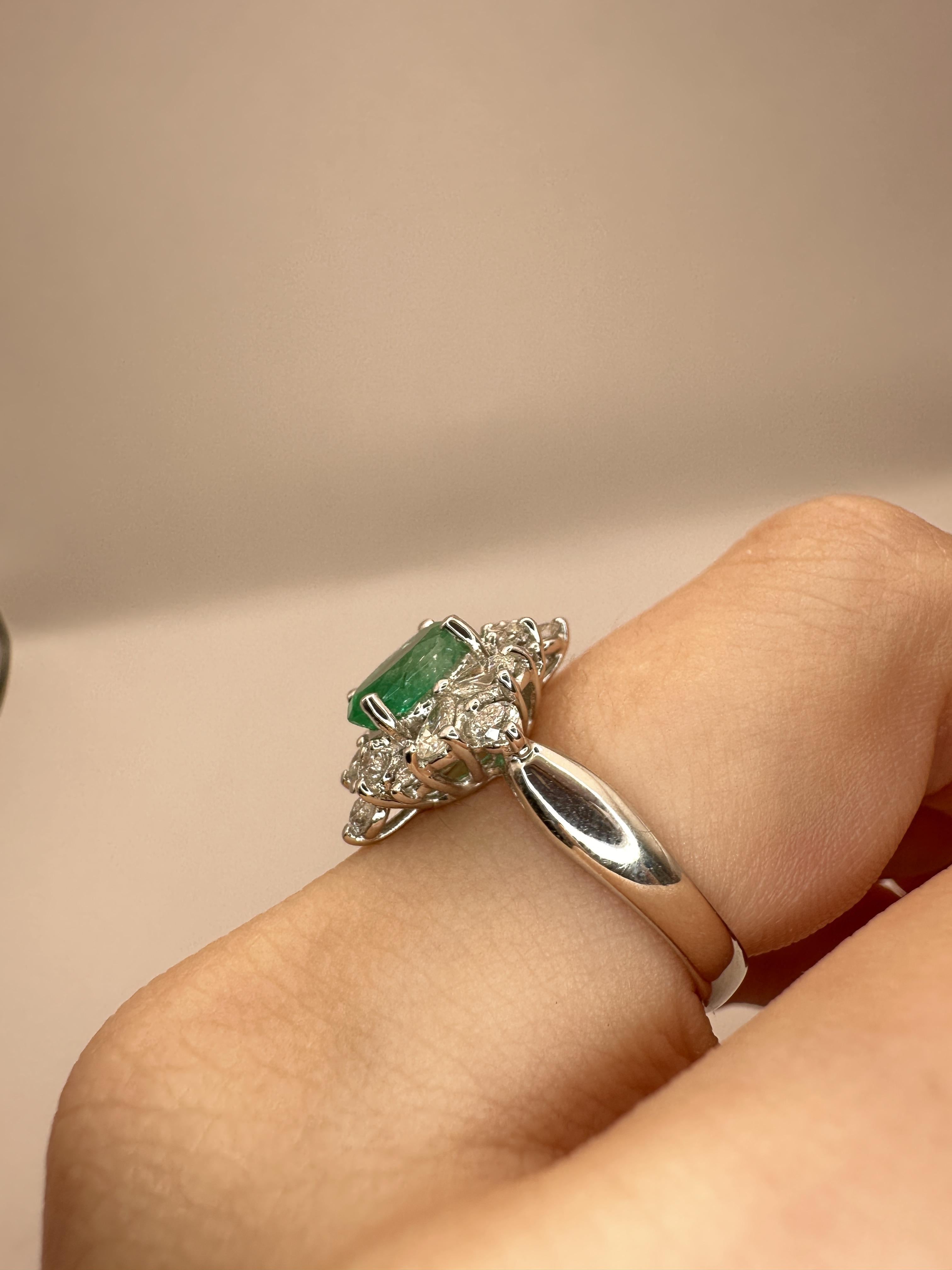 18k Princess Cut Diamond and Oval Emerald Ring For Sale 5