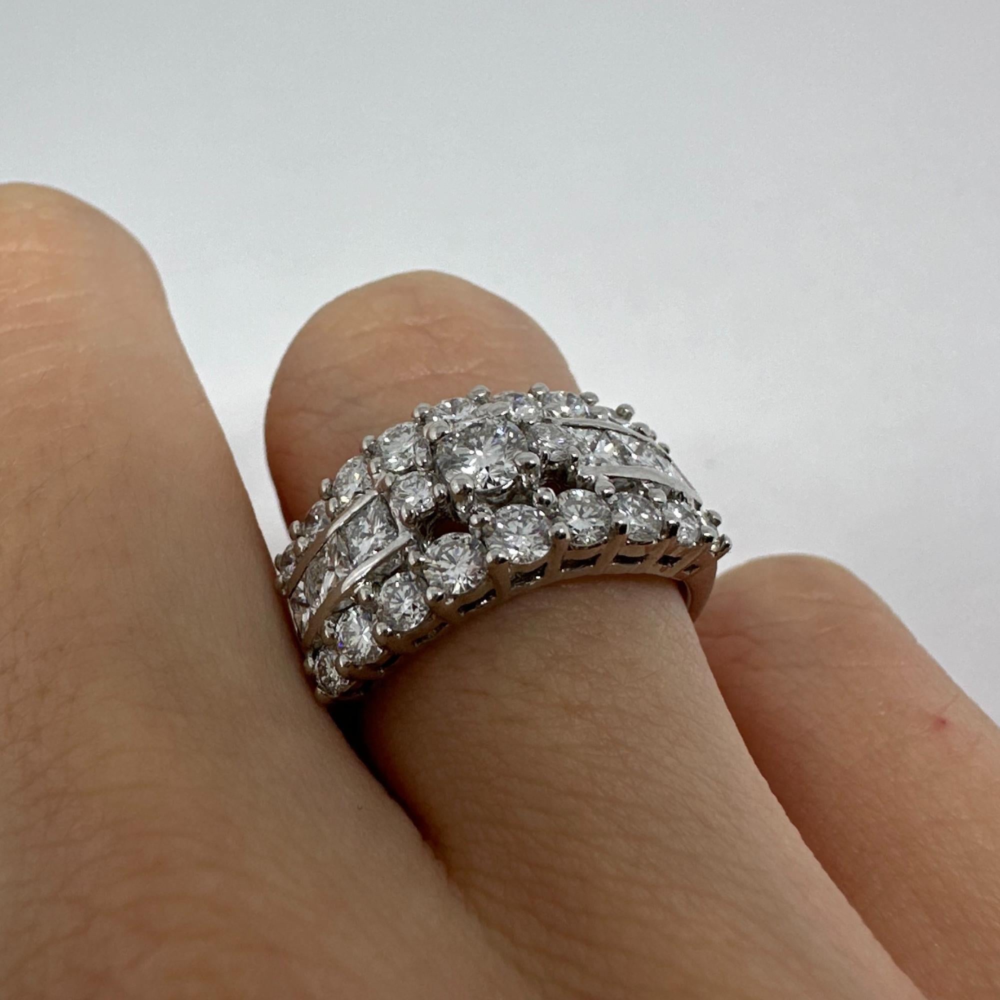 Anello a fascia con diamante taglio principessa 18k in vendita 5