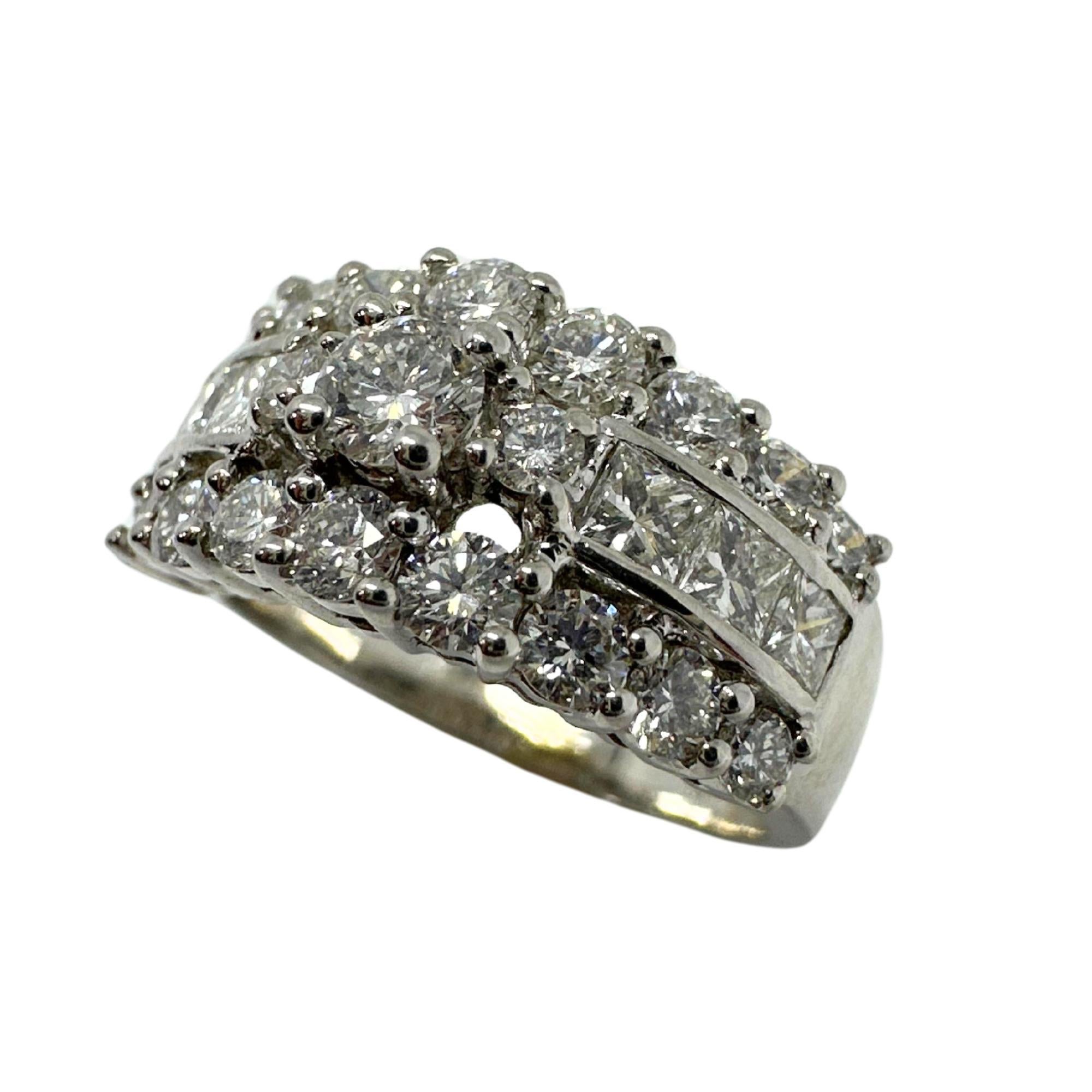 Concediti un lusso puro con il nostro anello a fascia con diamante taglio principessa a 18 carati. Realizzato in oro bianco 18 carati e con un peso di 6,2 grammi, questo squisito anello presenta 0,50 carati di diamanti taglio princess e 1,24 carati