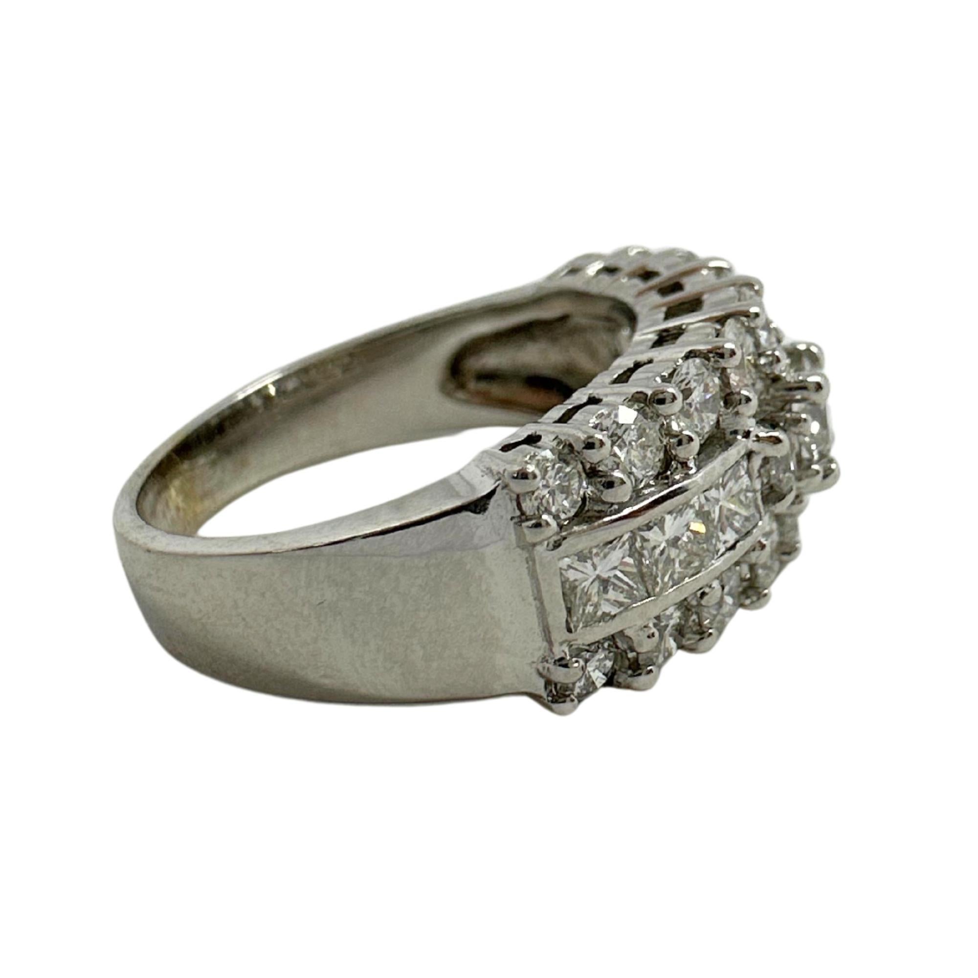 Donna Anello a fascia con diamante taglio principessa 18k in vendita