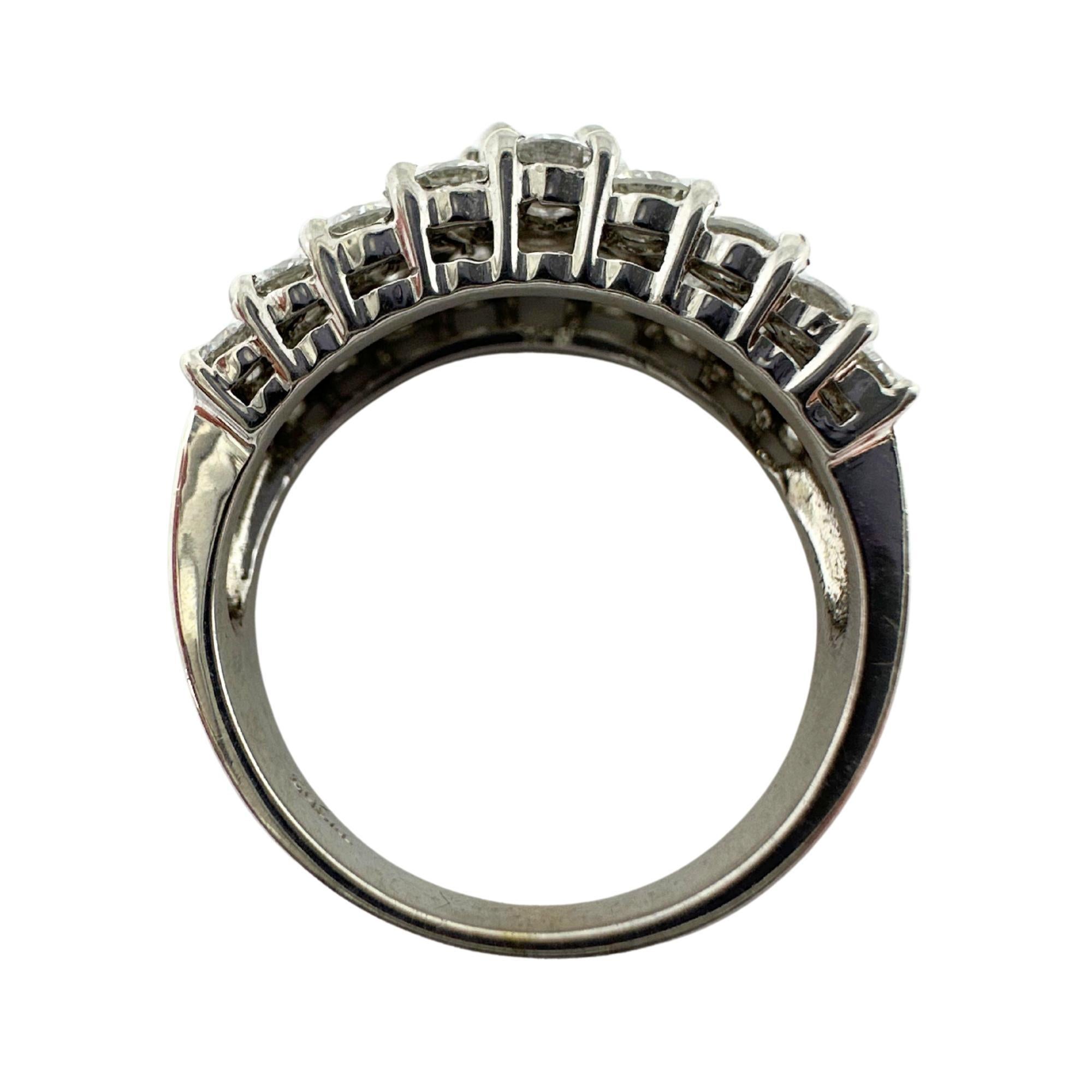 Anello a fascia con diamante taglio principessa 18k in vendita 1