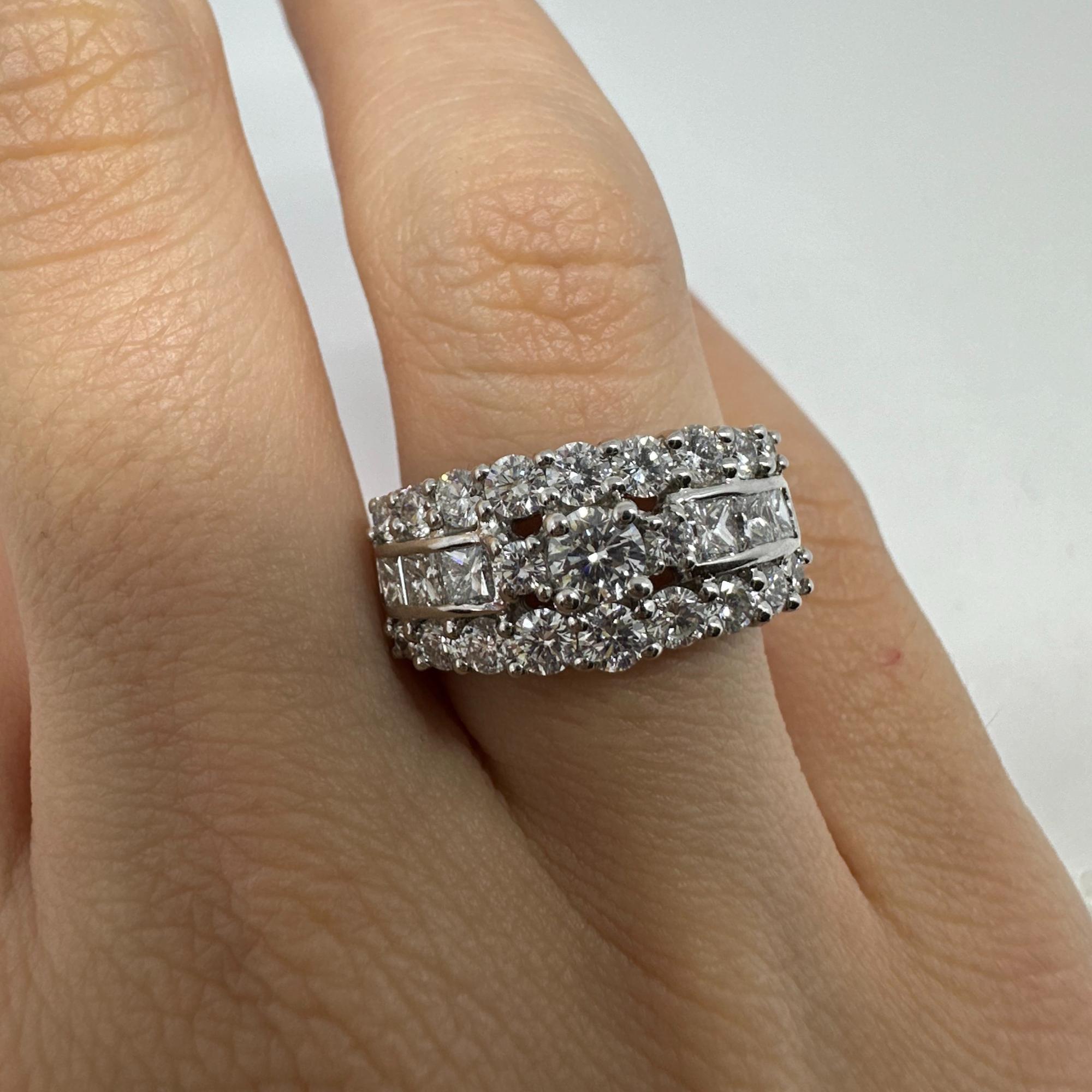 Anello a fascia con diamante taglio principessa 18k in vendita 2