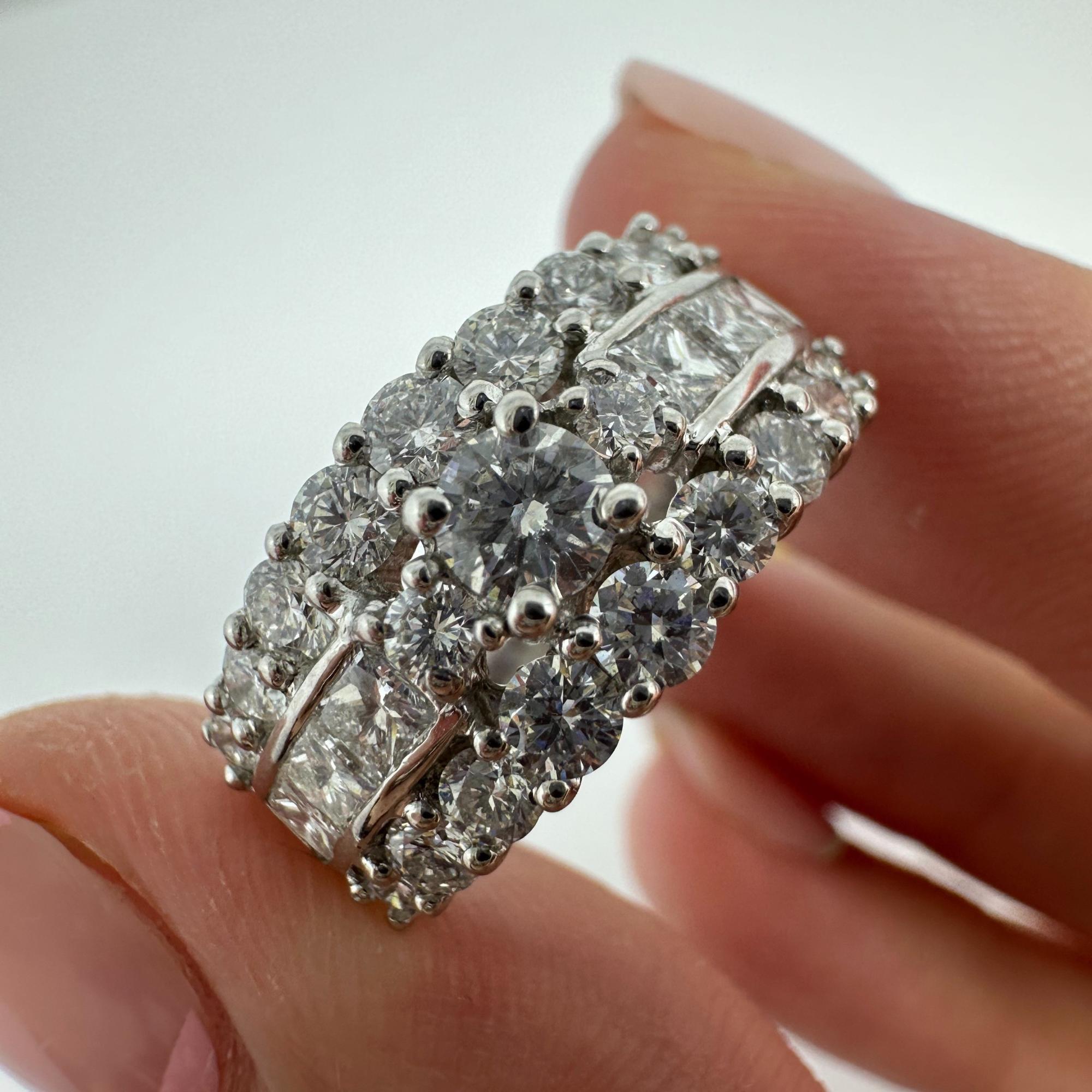 Anello a fascia con diamante taglio principessa 18k in vendita 3