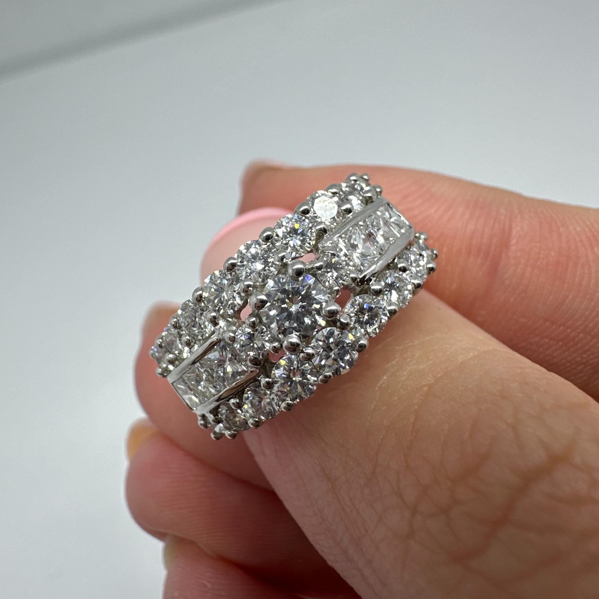 Anello a fascia con diamante taglio principessa 18k in vendita 4
