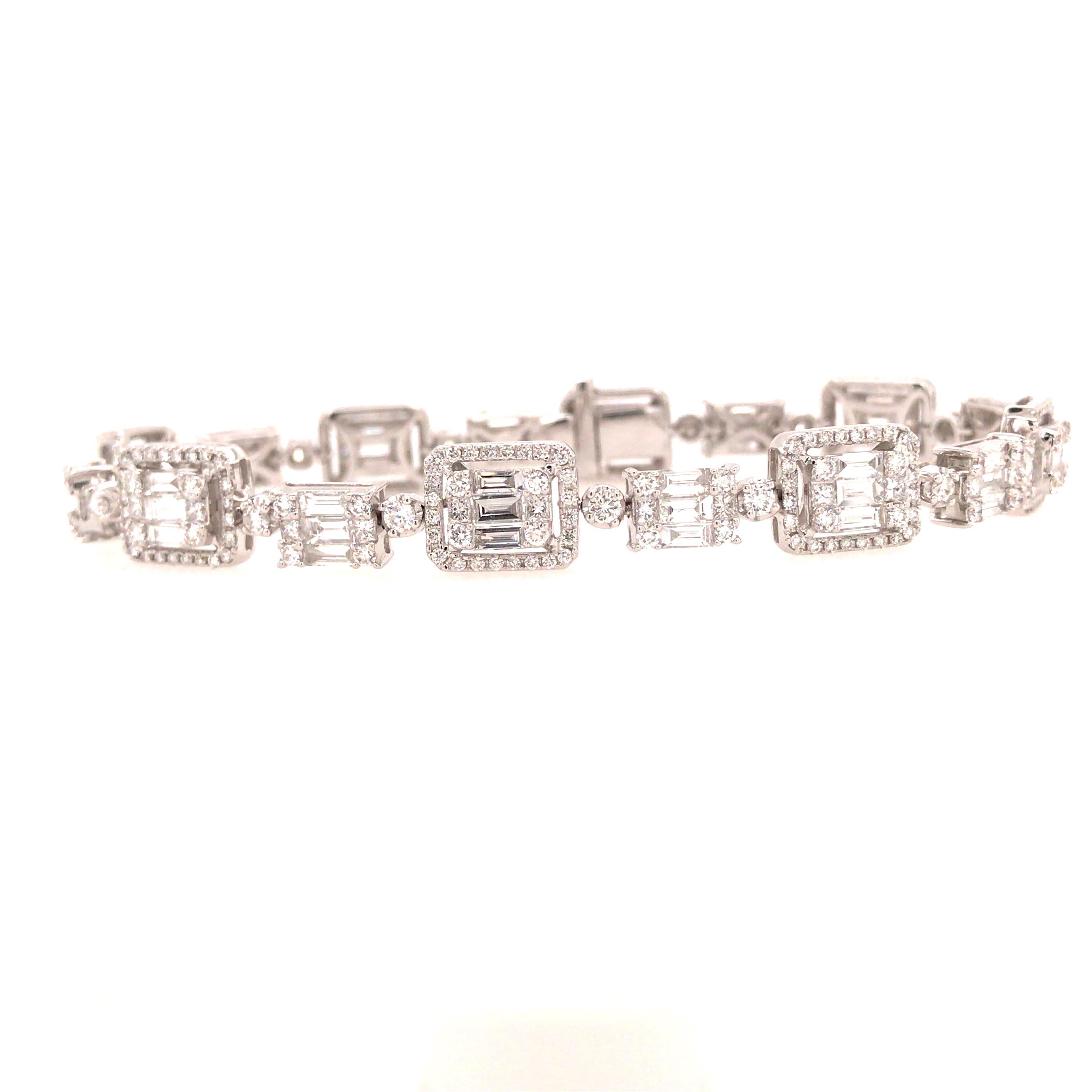 Diamantarmband aus 18 Karat Weißgold.  Diamanten im Prinzessinnenschliff:: runden Brillantschliff und Baguette mit einem Gesamtgewicht von 5::63 Karat:: einer Farbe von G-H und einer Reinheit von VS-SI sind fachmännisch gefasst.  Das Armband misst 7