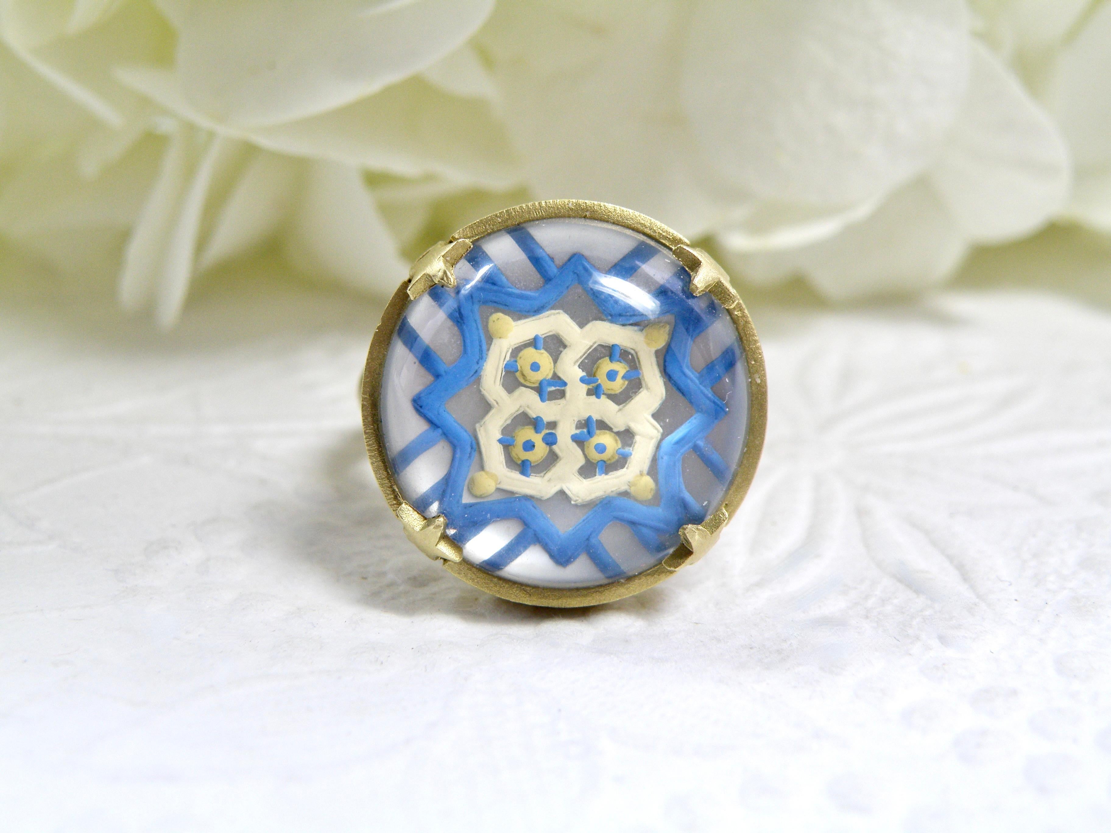 Anello 18k. Disegno di fiori blu e oro dipinto a mano sul cristallo rovesciato. Punte di diamante