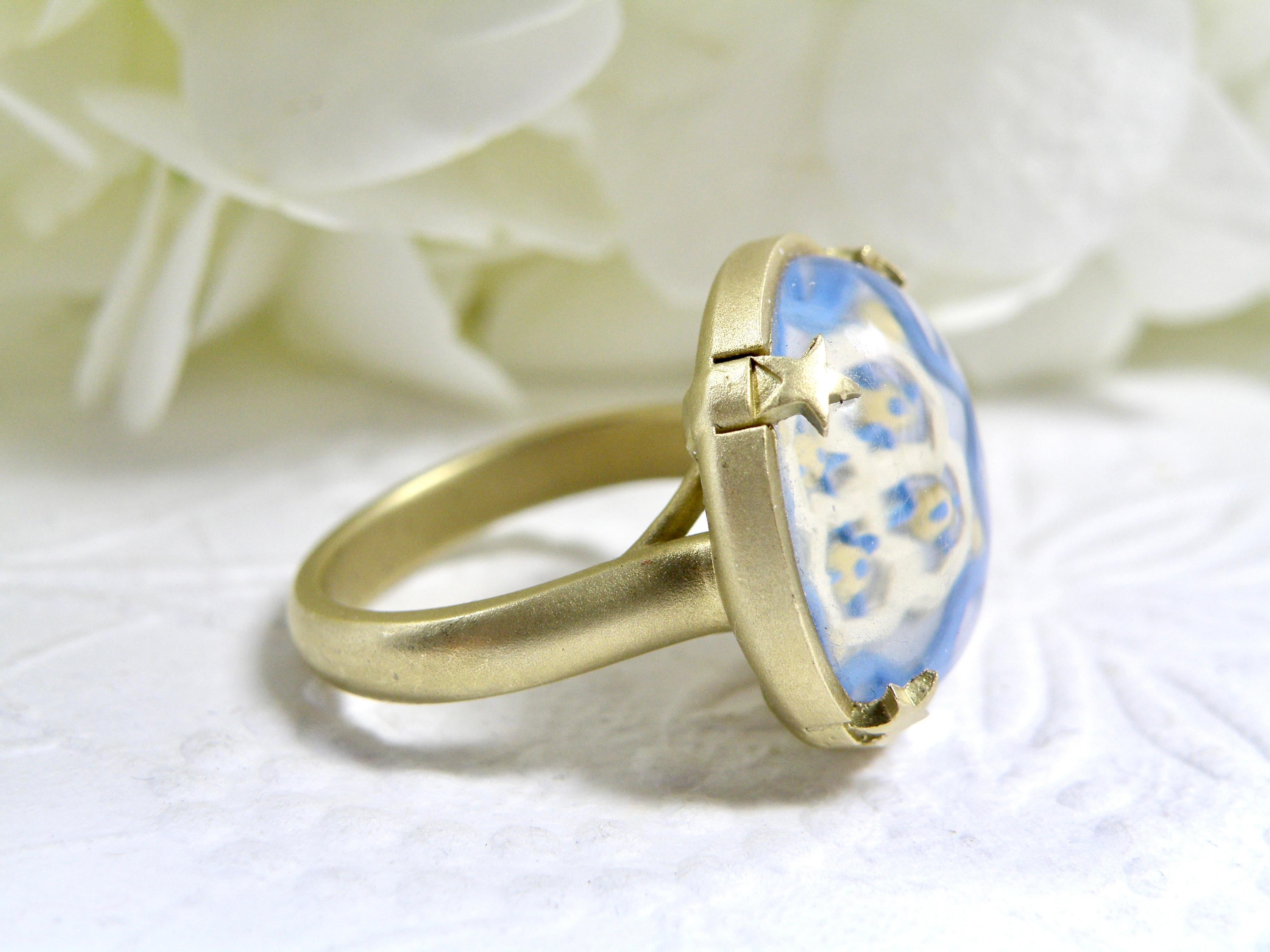 Anello con fiore dipinto a mano in cristallo invertito 18k In condizioni Nuovo in vendita a Cohasset, MA