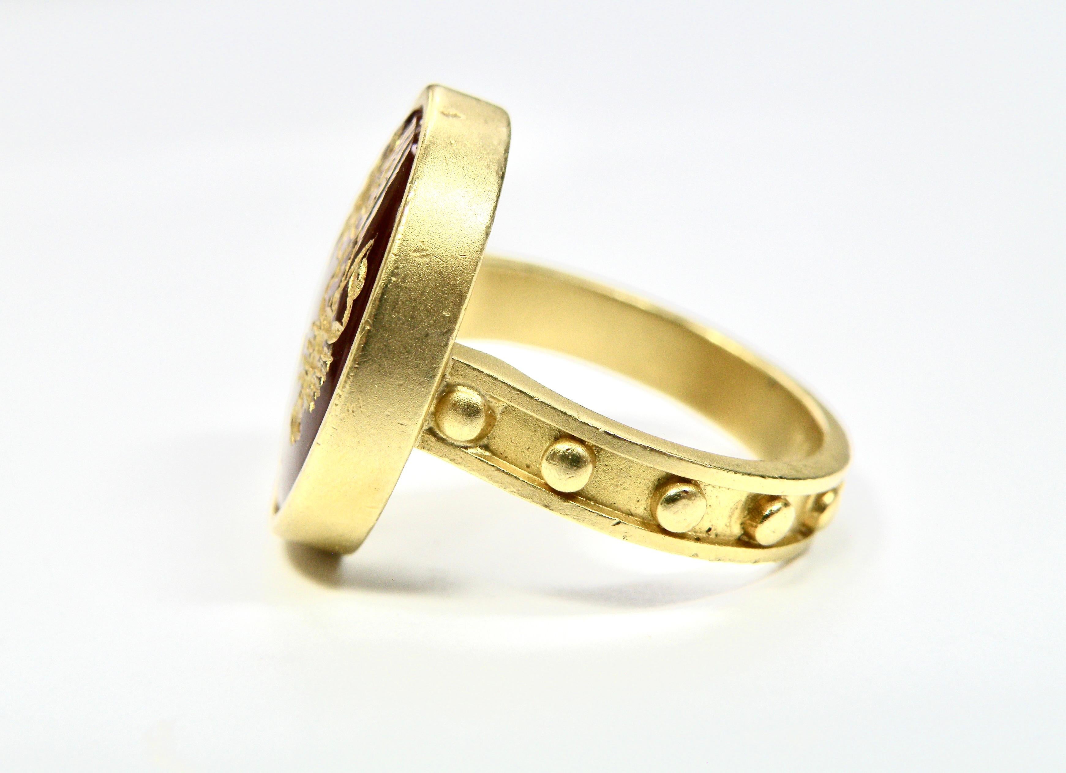 18k Ring, Karneol Intaglio Symbole (Zeitgenössisch) im Angebot