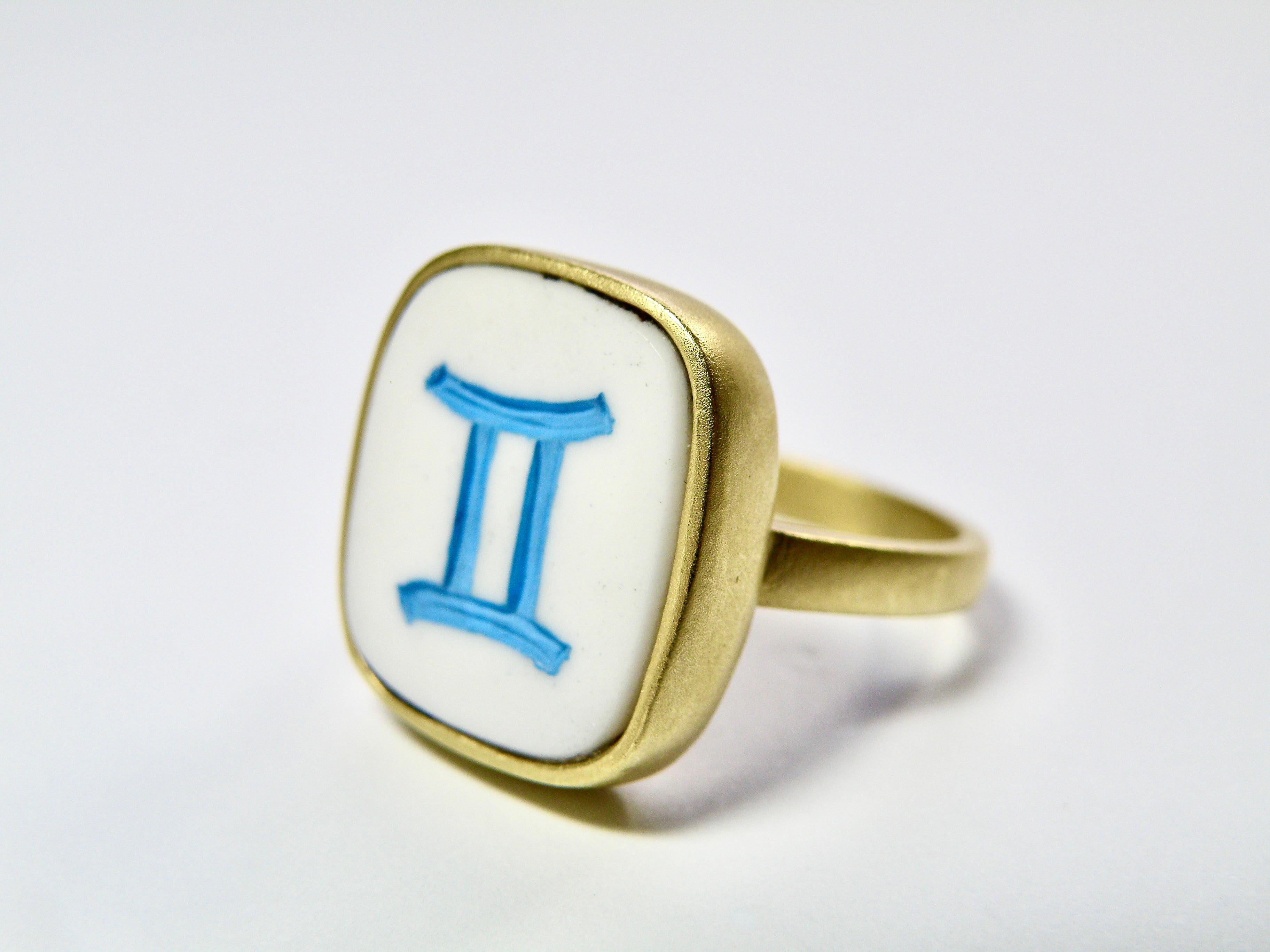 Contemporary 18k ring. Cocholite with carved II, Yin energy, in blue For Sale