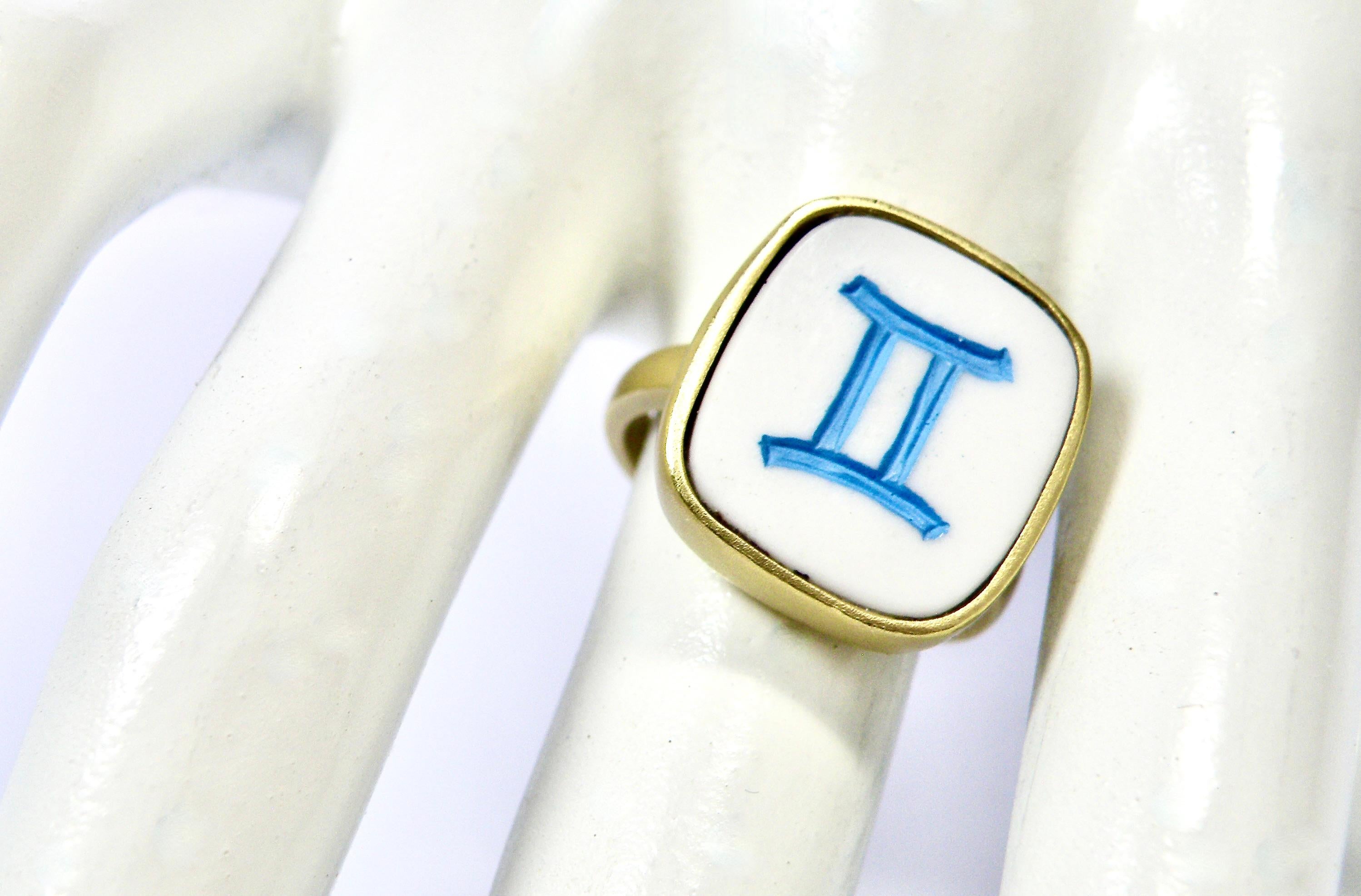 18k ring. Cocholite with carved II, Yin energy, in blue In New Condition For Sale In Cohasset, MA