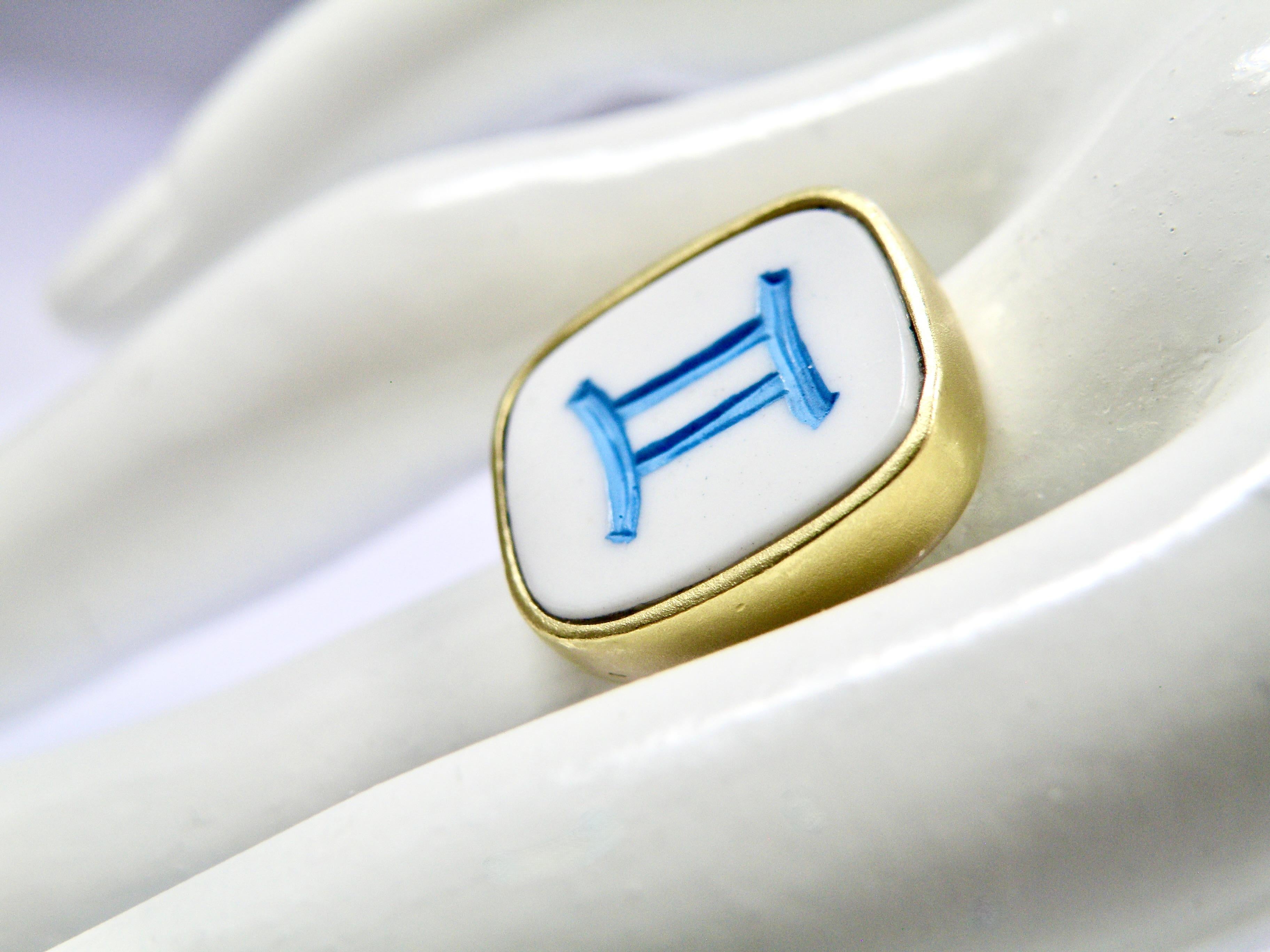 Women's or Men's 18k ring. Cocholite with carved II, Yin energy, in blue For Sale