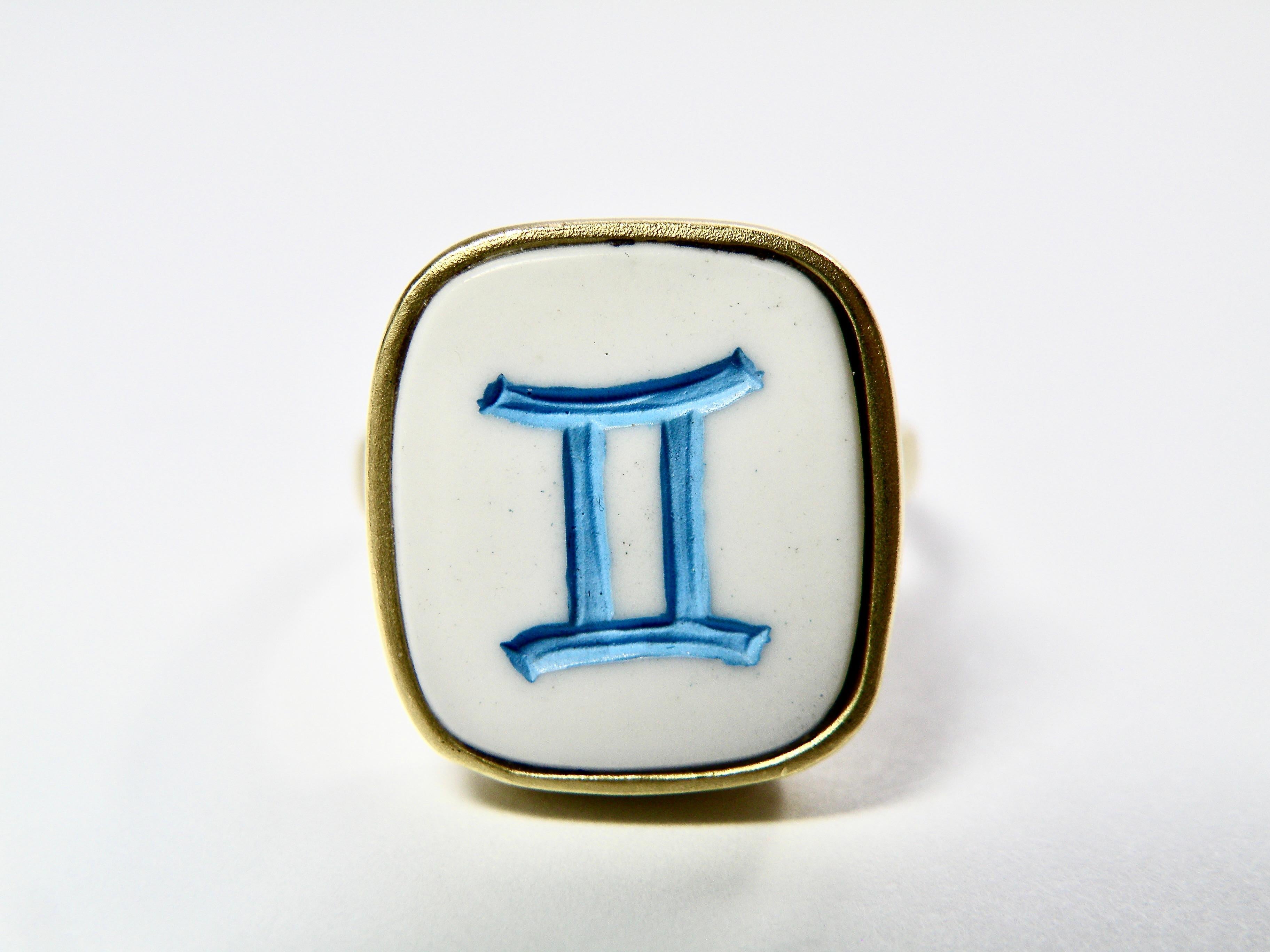 18k ring. Cocholite with carved II, Yin energy, in blue For Sale 1