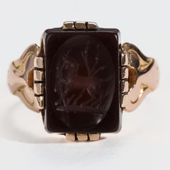 18 Karat Ring-Intaglio gravierter Sardonyx mit Darstellung eines Pferdes, englisch, um 1850