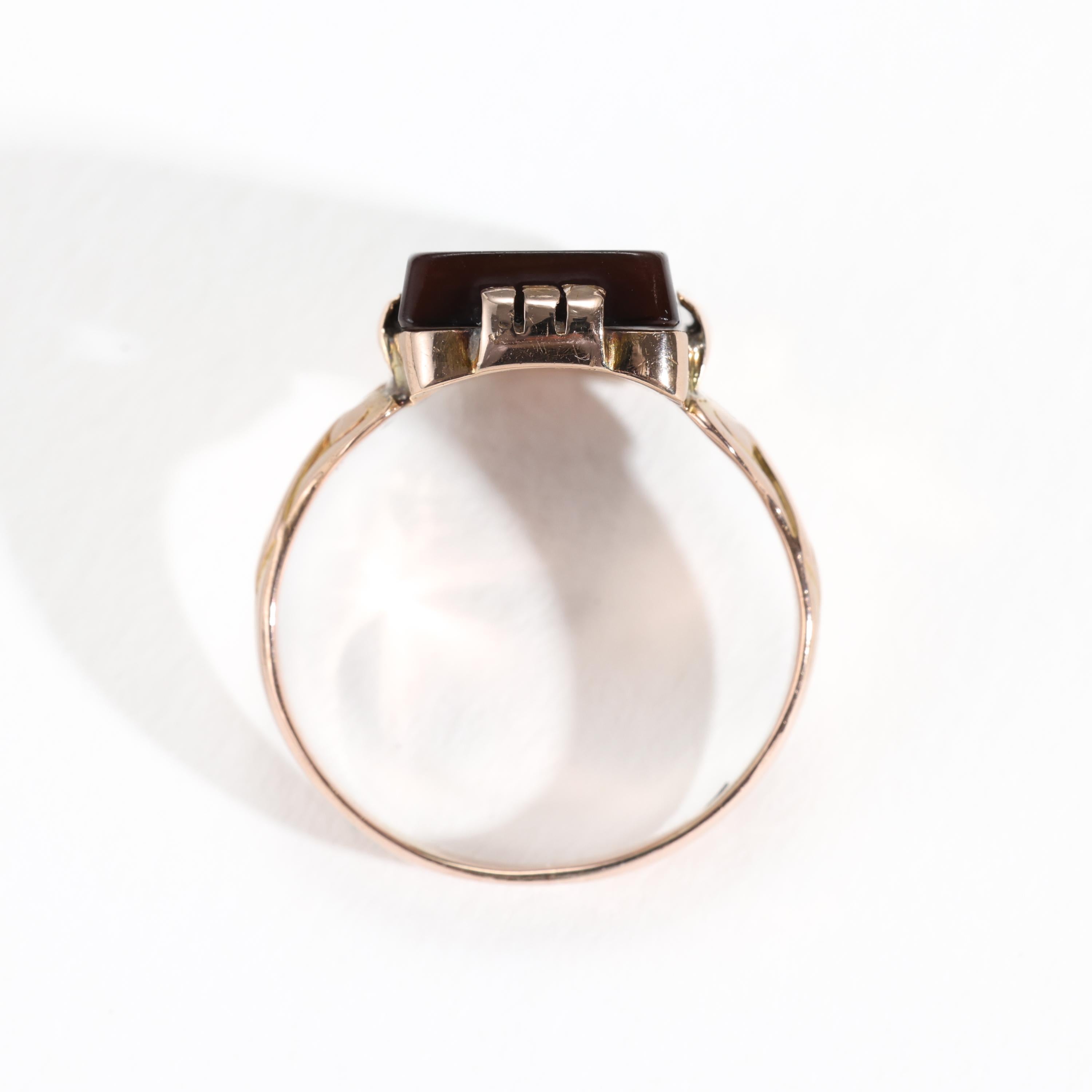 18K Ring Intaglio Engraved Sardonyx Depicting Horse, English, Circa 1850 In Excellent Condition For Sale In Southbury, CT