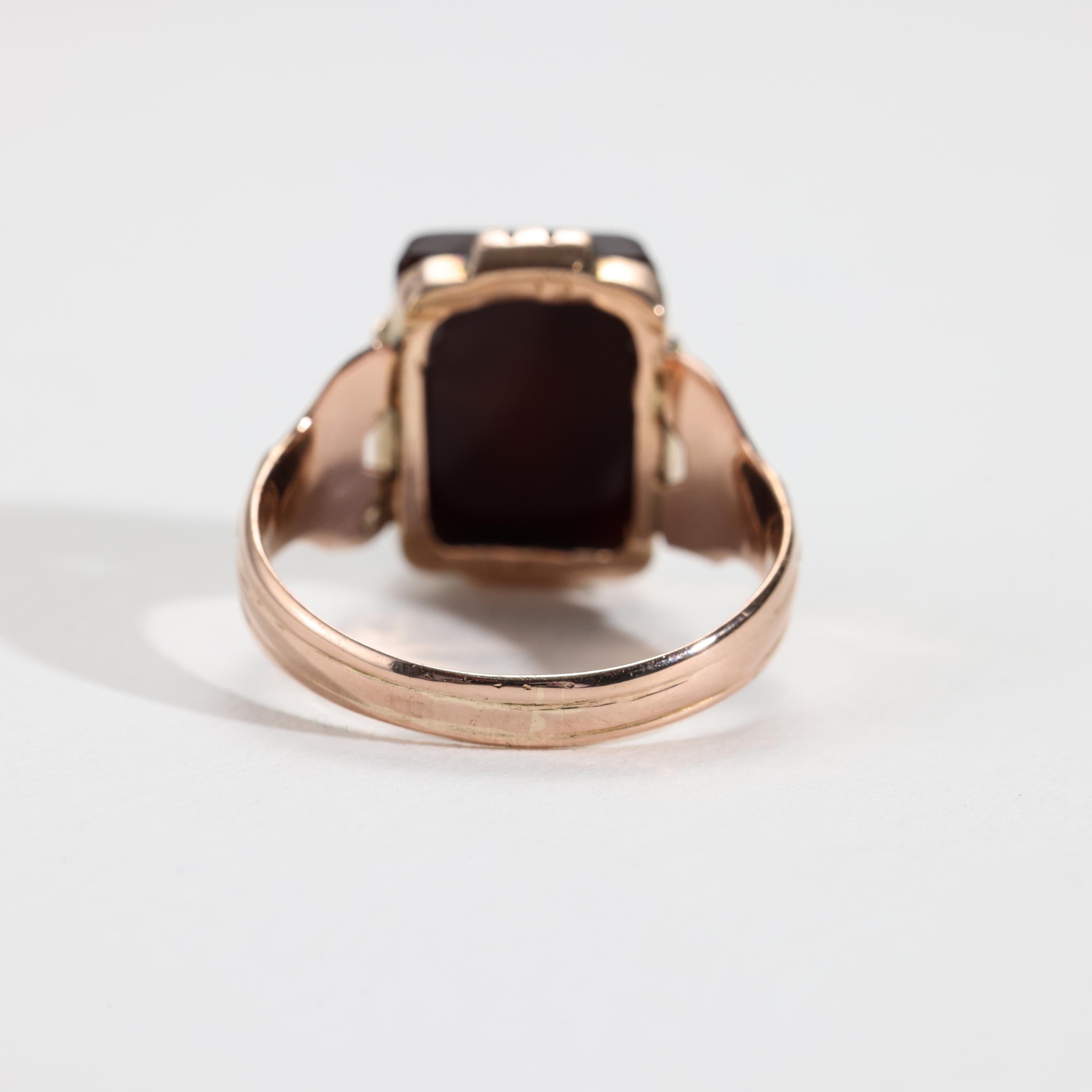 18K Ring Intaglio Engraved Sardonyx Depicting Horse, English, Circa 1850 For Sale 1