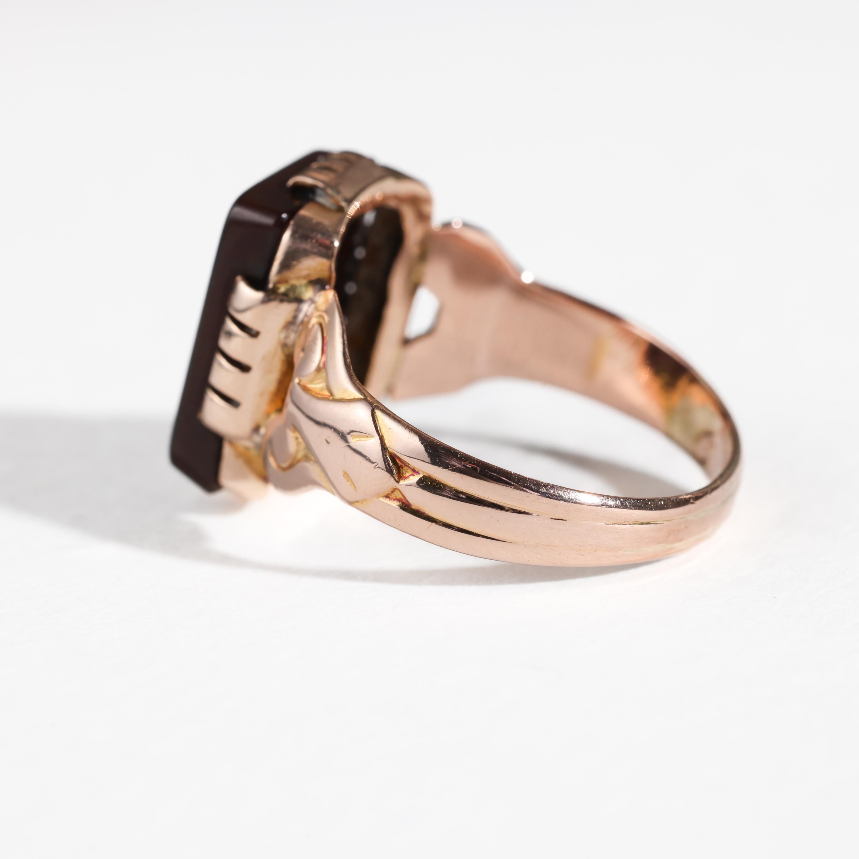18K Ring Intaglio Engraved Sardonyx Depicting Horse, English, Circa 1850 For Sale 1