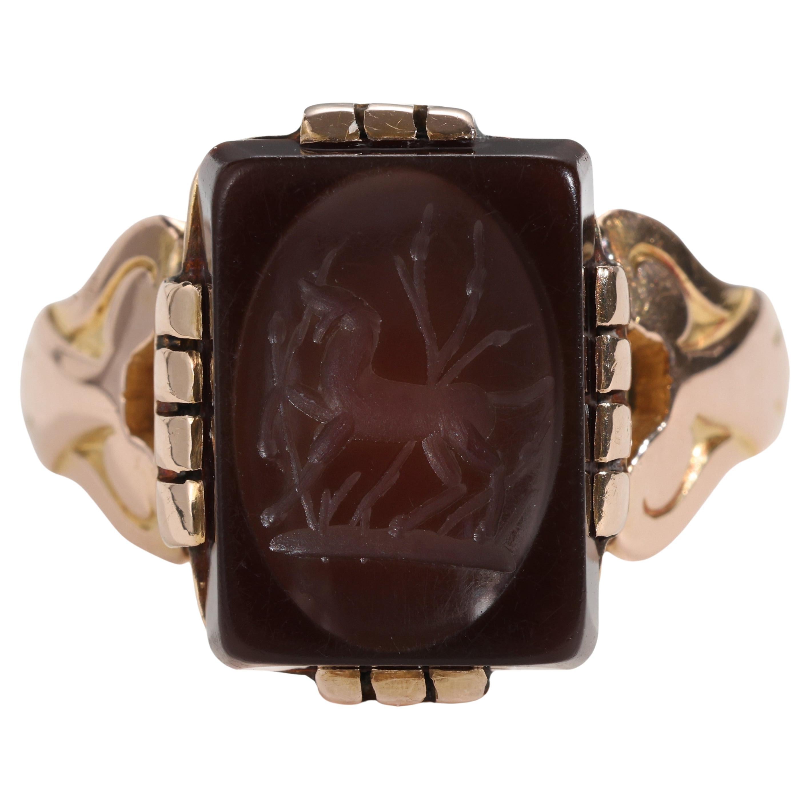 18 Karat Ring-Intaglio gravierter Sardonyx mit Darstellung eines Pferdes, englisch, um 1850