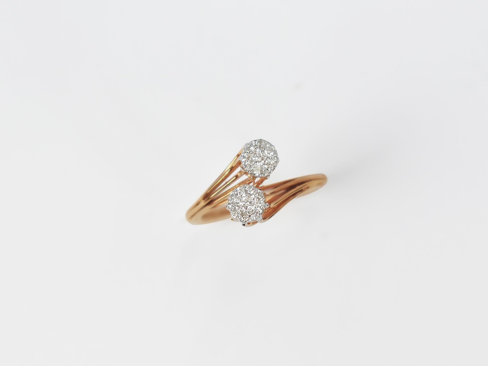Taille ronde Bague en or rose 18 carats, bague en grappe de diamants par Pass Ring en vente