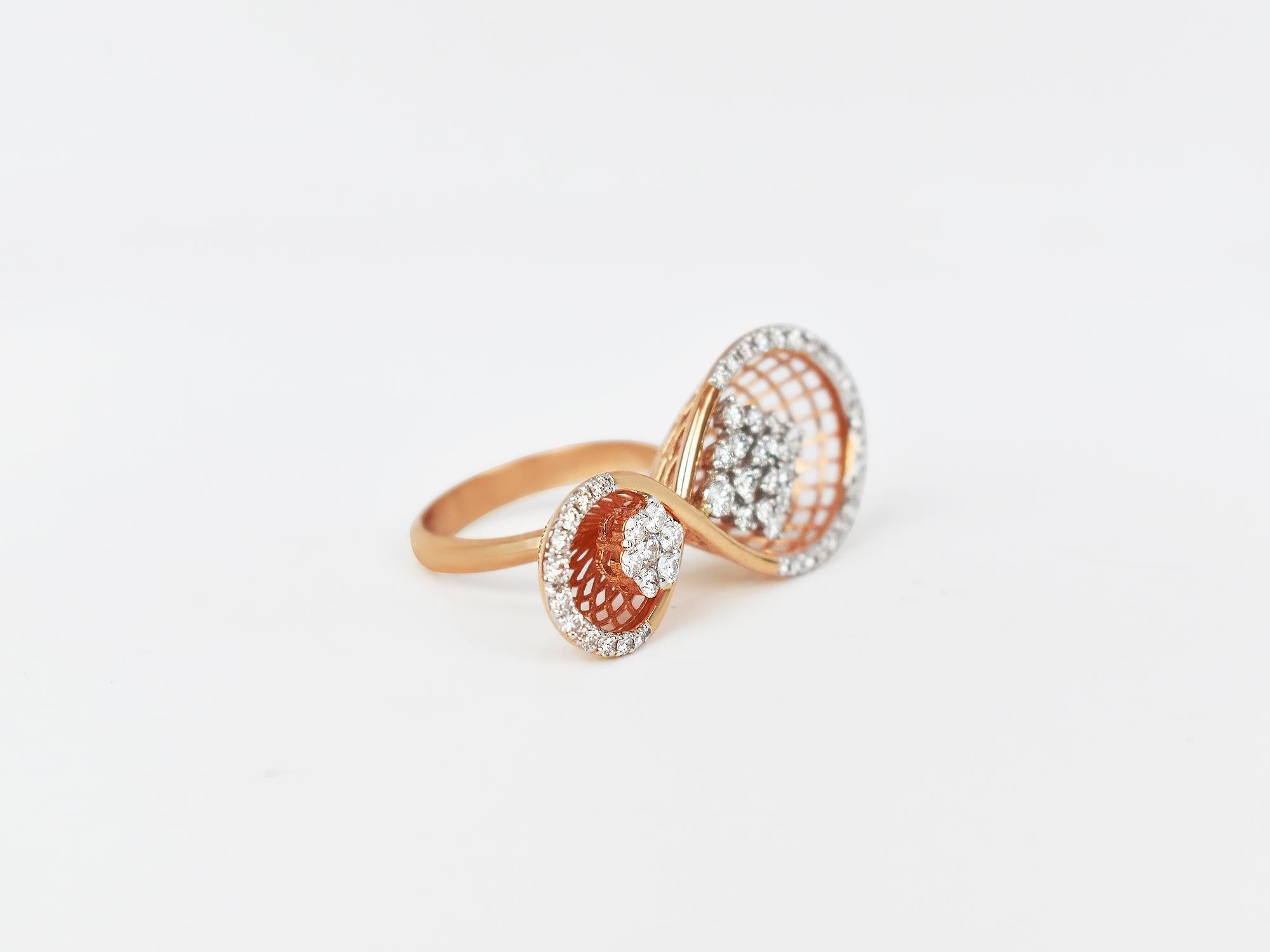 18k Ring Rose Gold Ring Diamantring  Fancy Gold Diamant Ring
             Ein modischer, offener, filigraner Jugendstil-Ring ist vollständig mit Diamanten im Brillantschliff ausgefasst und in 18K  Roségold. Skulpturale Arrangements aus Diamanten,