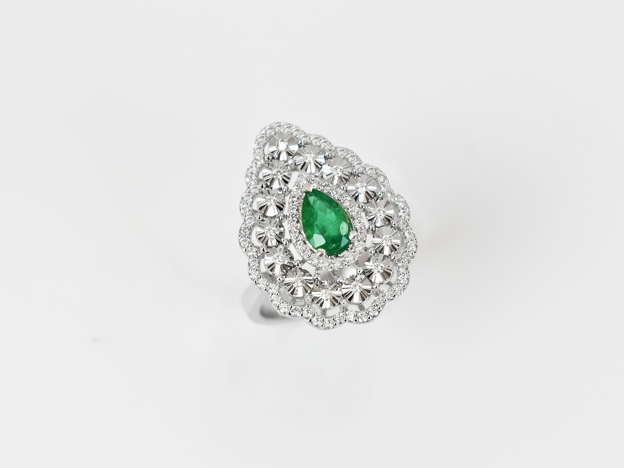 18 Karat Weißgold Ring Diamant-Ring Smaragd-Ring Smaragd-Perlenring Gold (Tropfenschliff) im Angebot