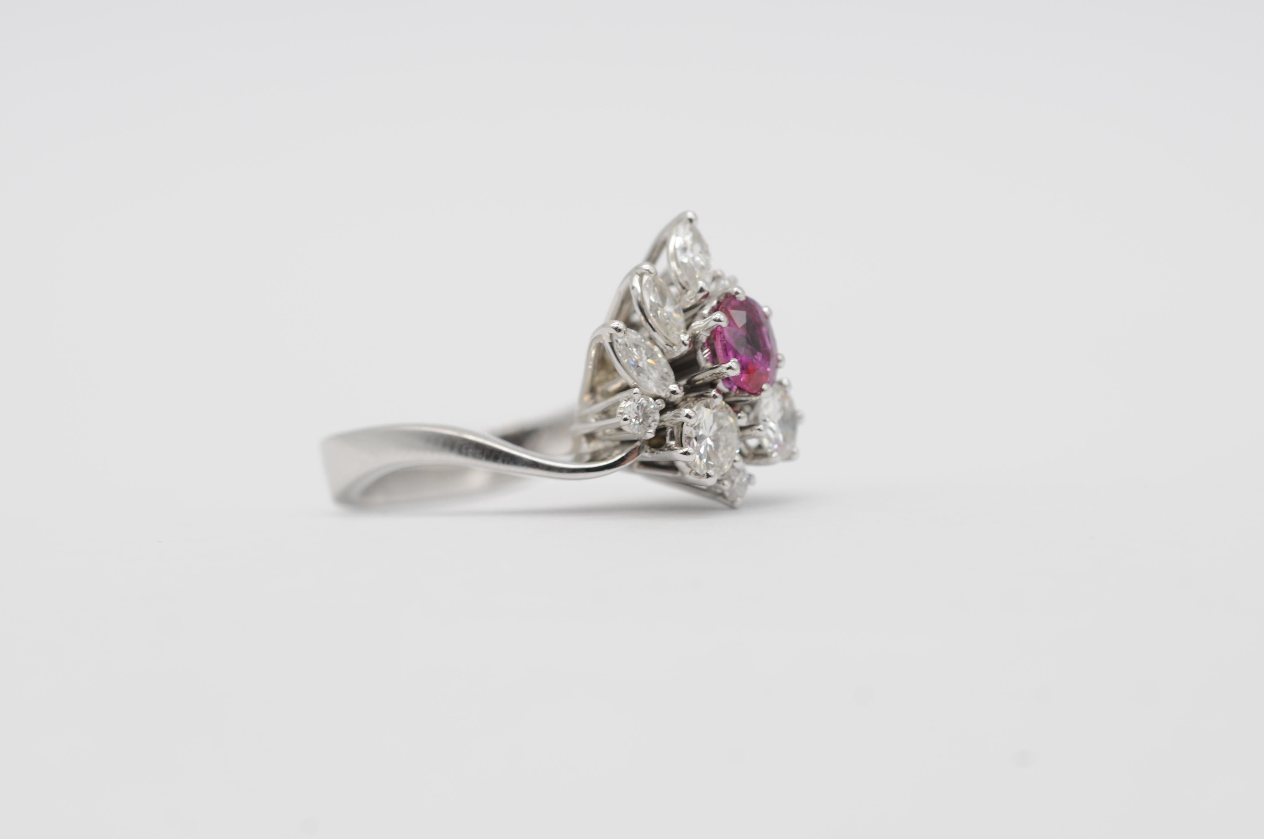 Bague en 18K avec un rubis naturel de 0,50ct, 12 diamants (D-F, VVS-VS), Design Timeless en vente 4