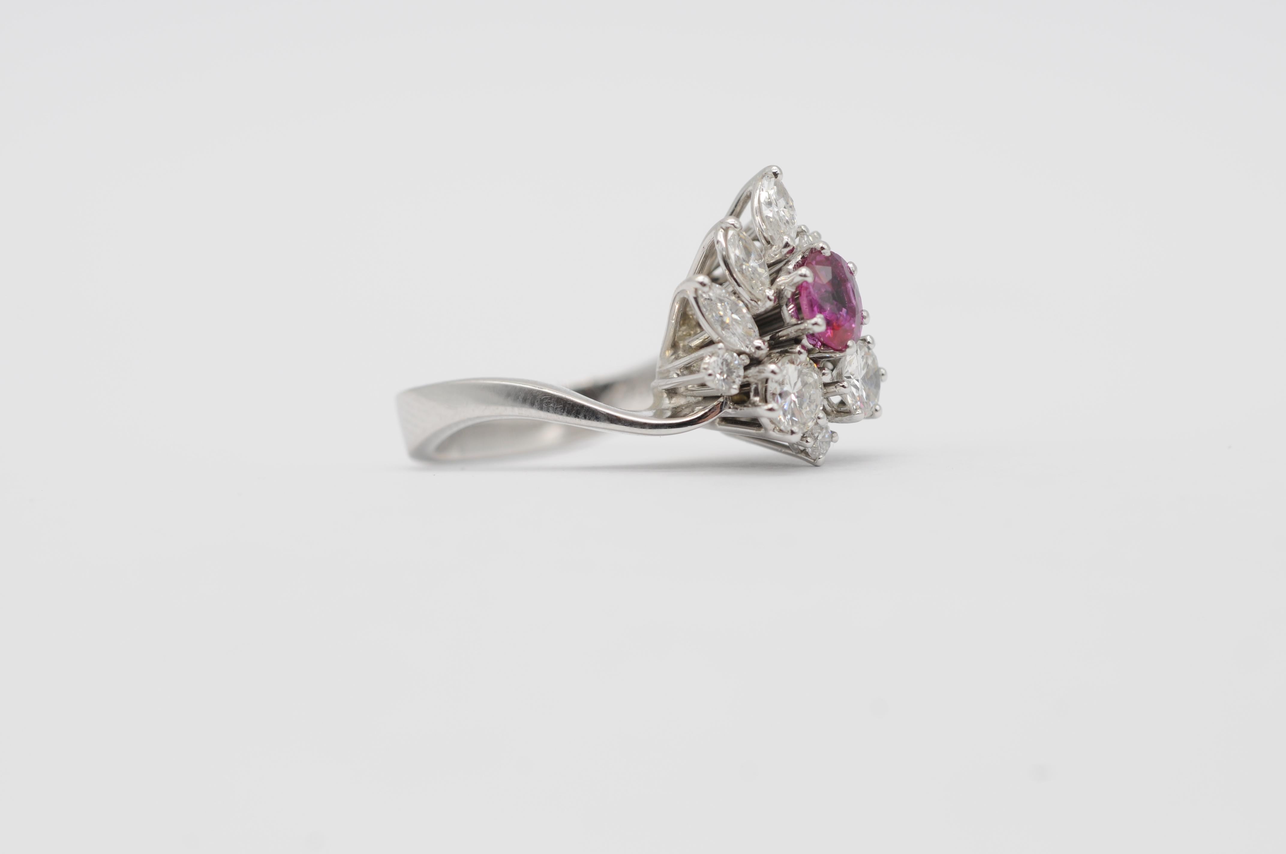 Bague en 18K avec un rubis naturel de 0,50ct, 12 diamants (D-F, VVS-VS), Design Timeless en vente 5