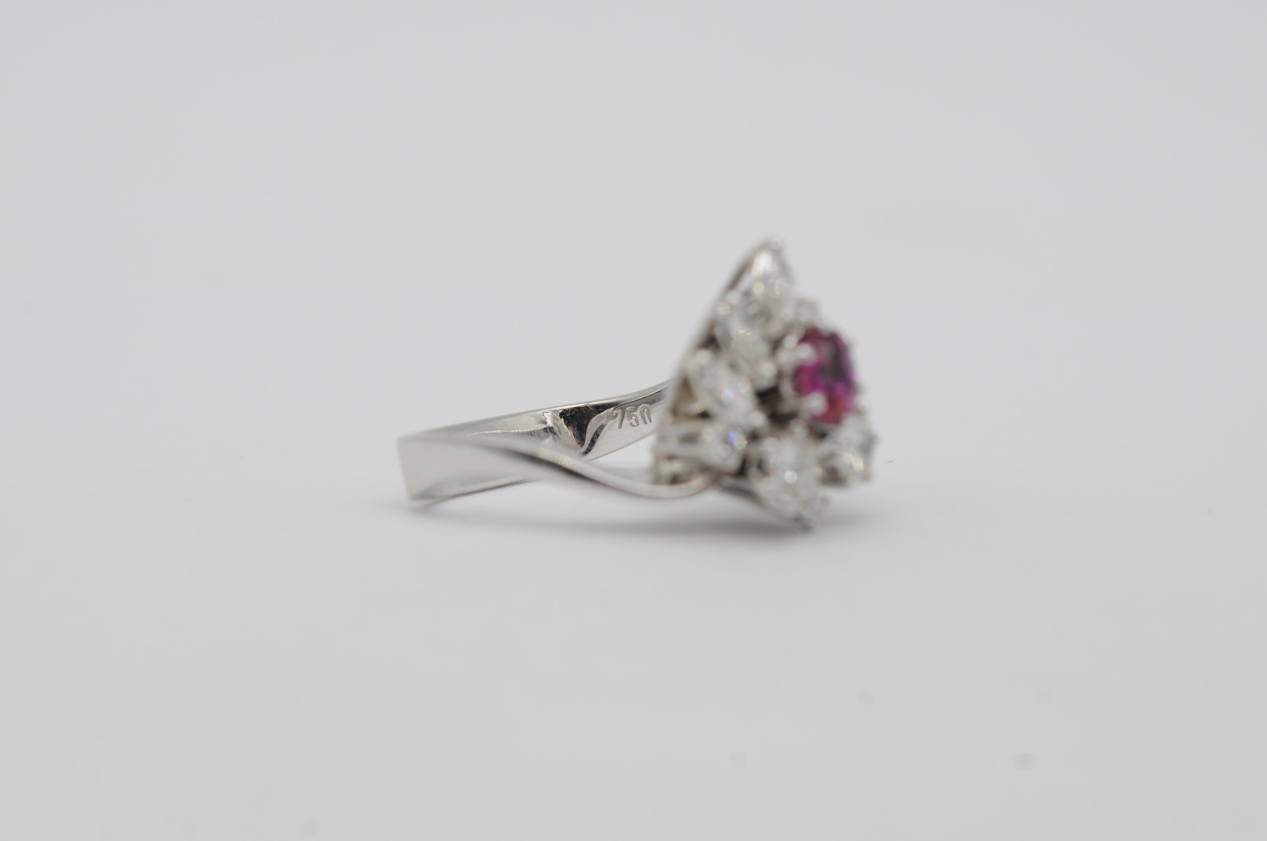 Bague en 18K avec un rubis naturel de 0,50ct, 12 diamants (D-F, VVS-VS), Design Timeless en vente 6