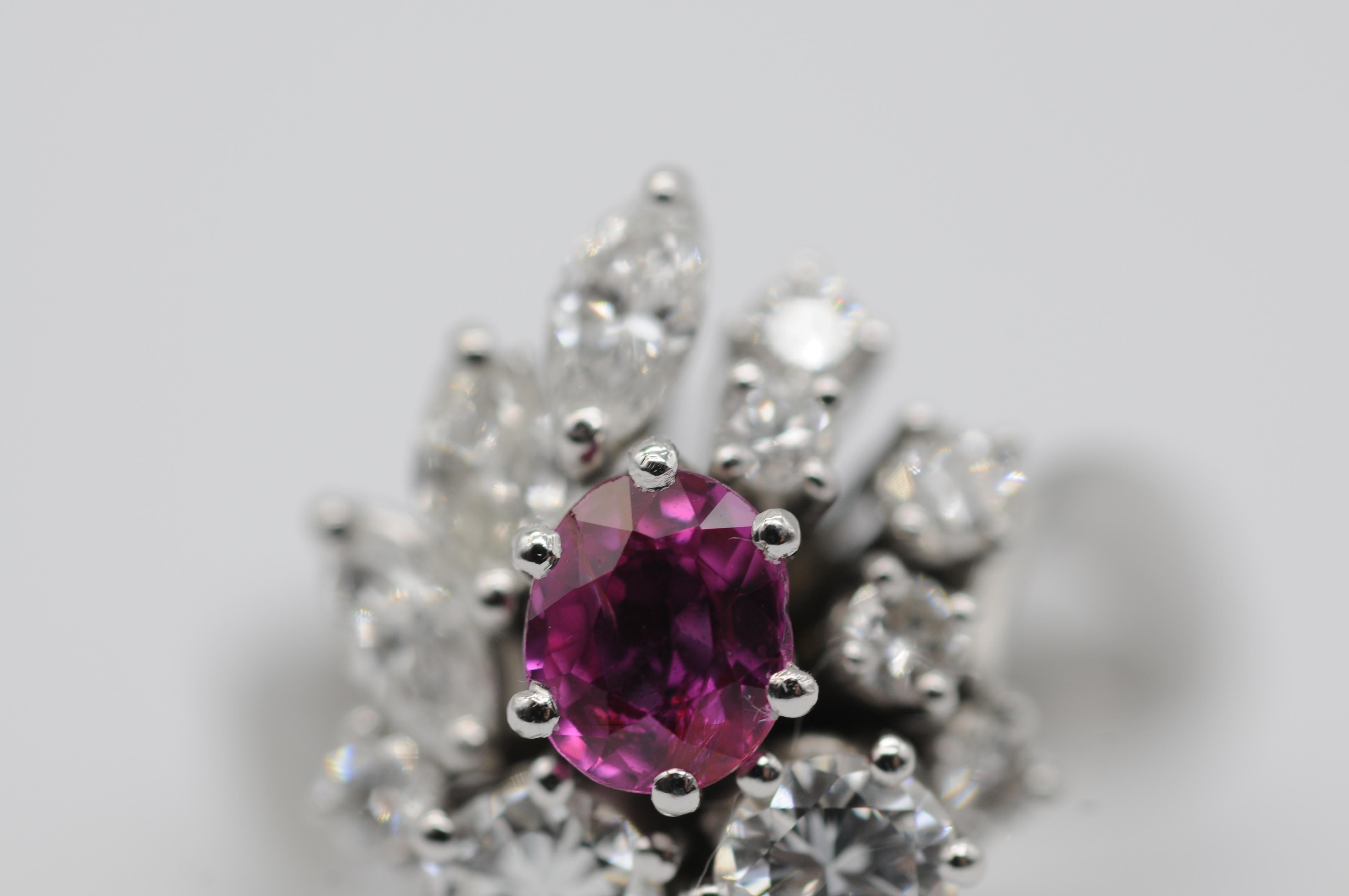 Bague en 18K avec un rubis naturel de 0,50ct, 12 diamants (D-F, VVS-VS), Design Timeless en vente 7