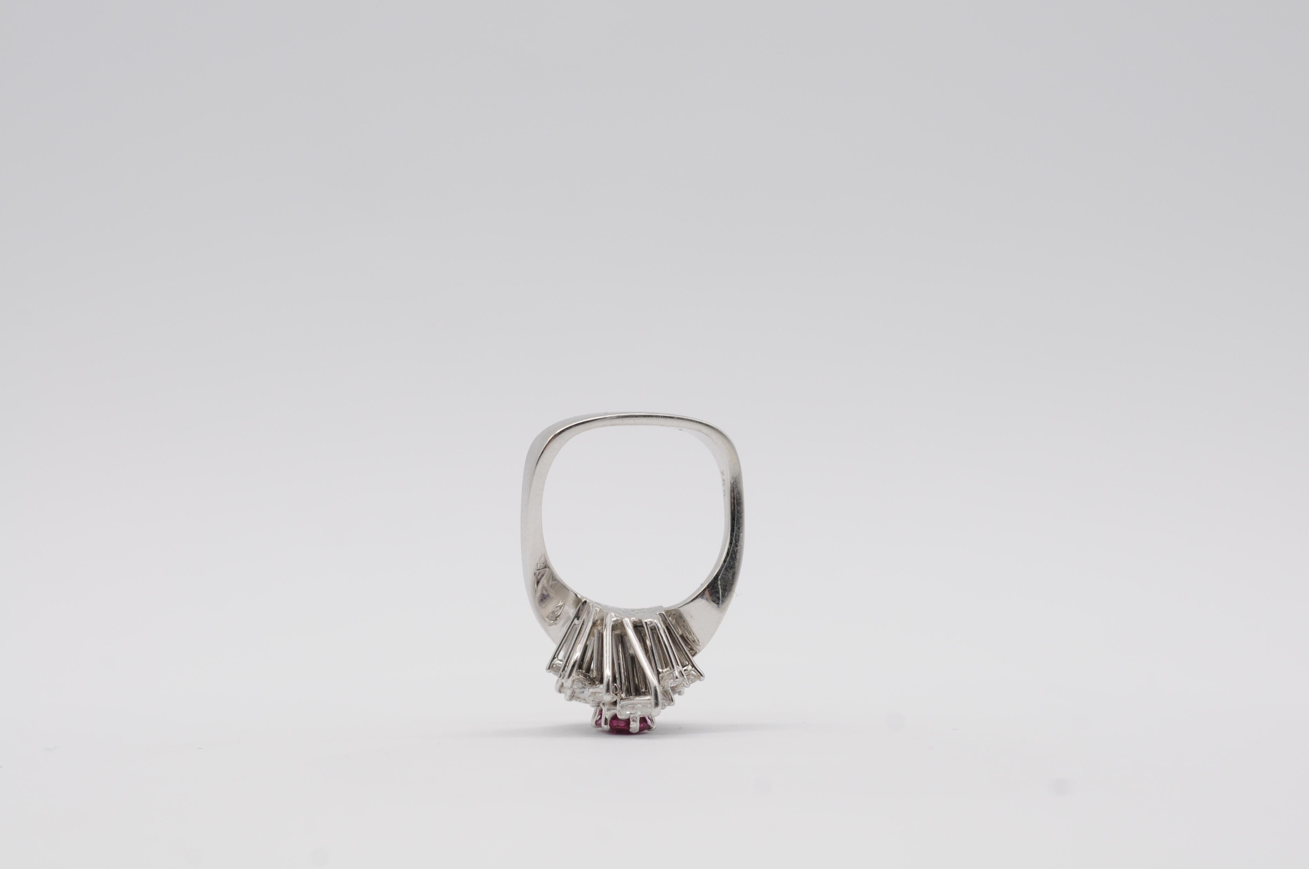 Bague en 18K avec un rubis naturel de 0,50ct, 12 diamants (D-F, VVS-VS), Design Timeless en vente 11