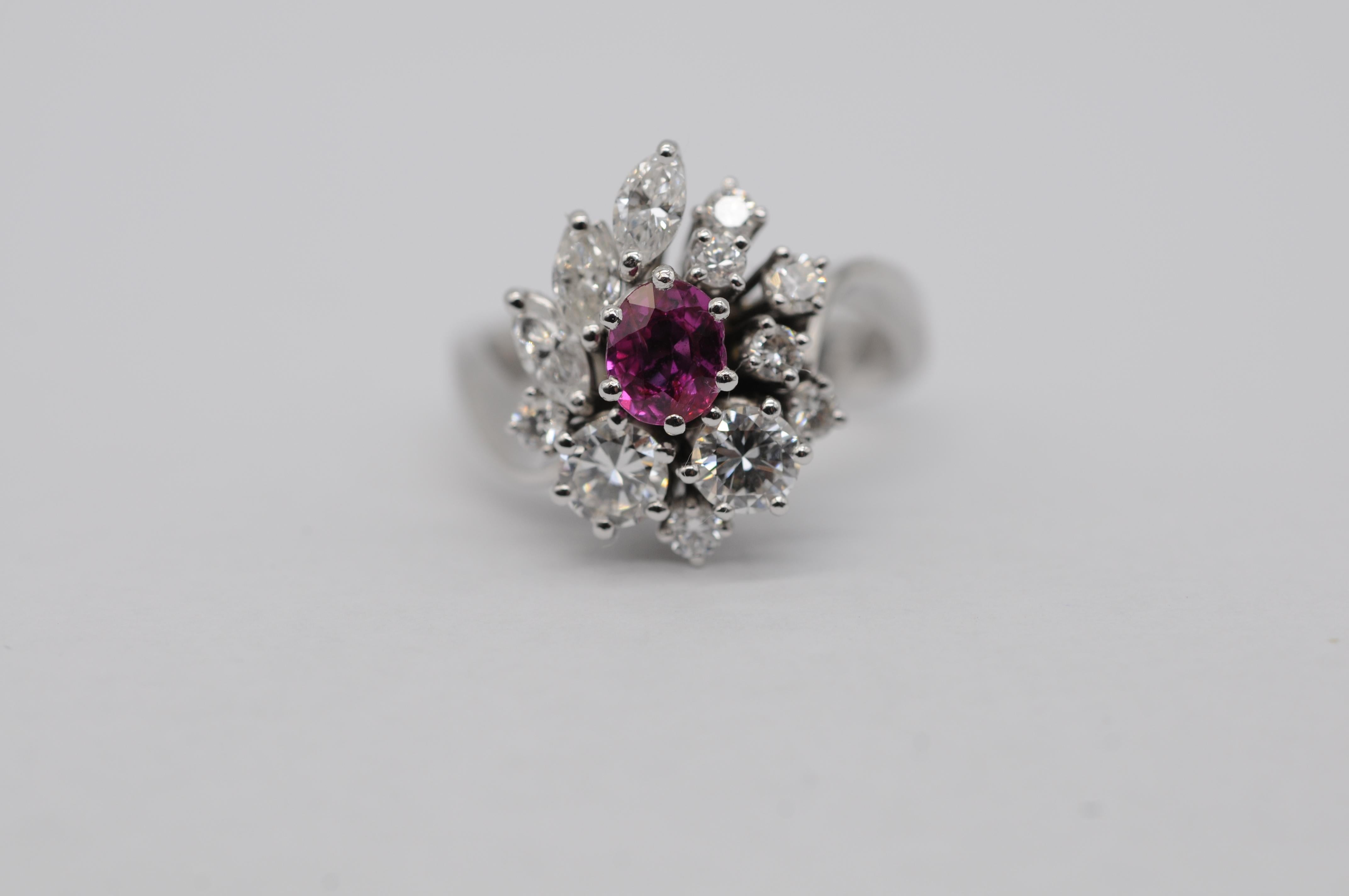 Mouvement esthétique Bague en 18K avec un rubis naturel de 0,50ct, 12 diamants (D-F, VVS-VS), Design Timeless en vente
