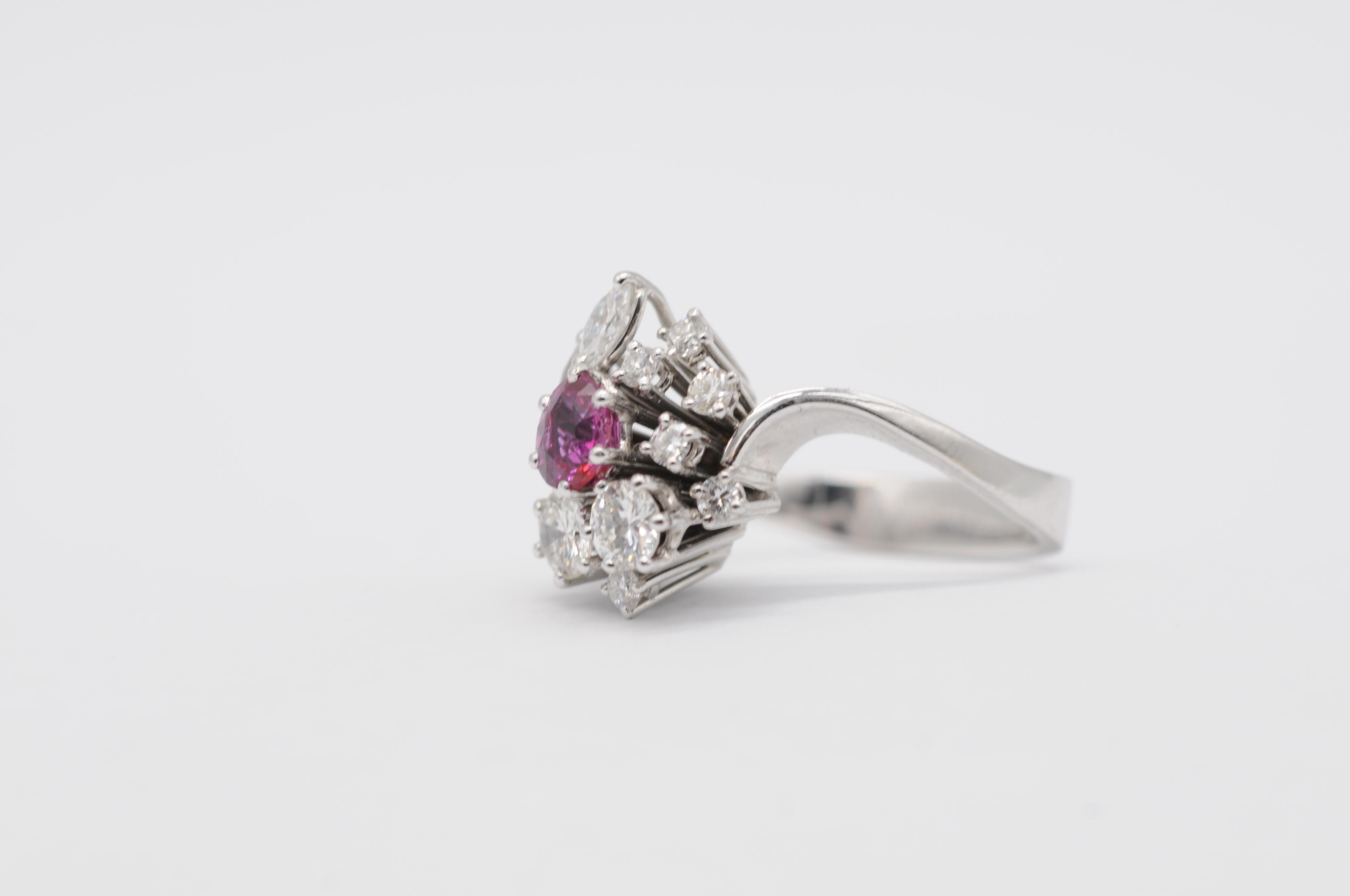 Taille ovale Bague en 18K avec un rubis naturel de 0,50ct, 12 diamants (D-F, VVS-VS), Design Timeless en vente