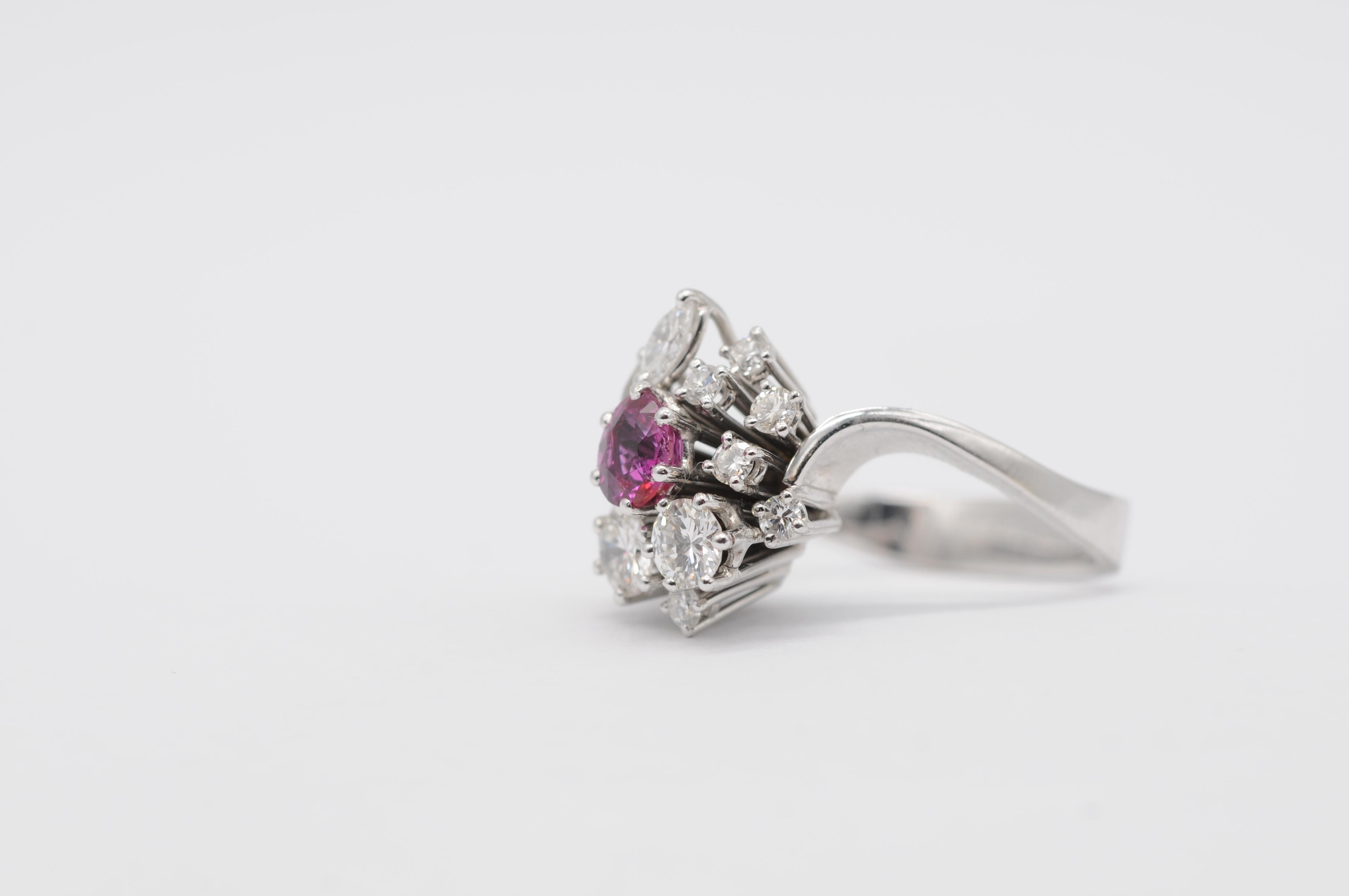 Bague en 18K avec un rubis naturel de 0,50ct, 12 diamants (D-F, VVS-VS), Design Timeless Bon état - En vente à Berlin, BE