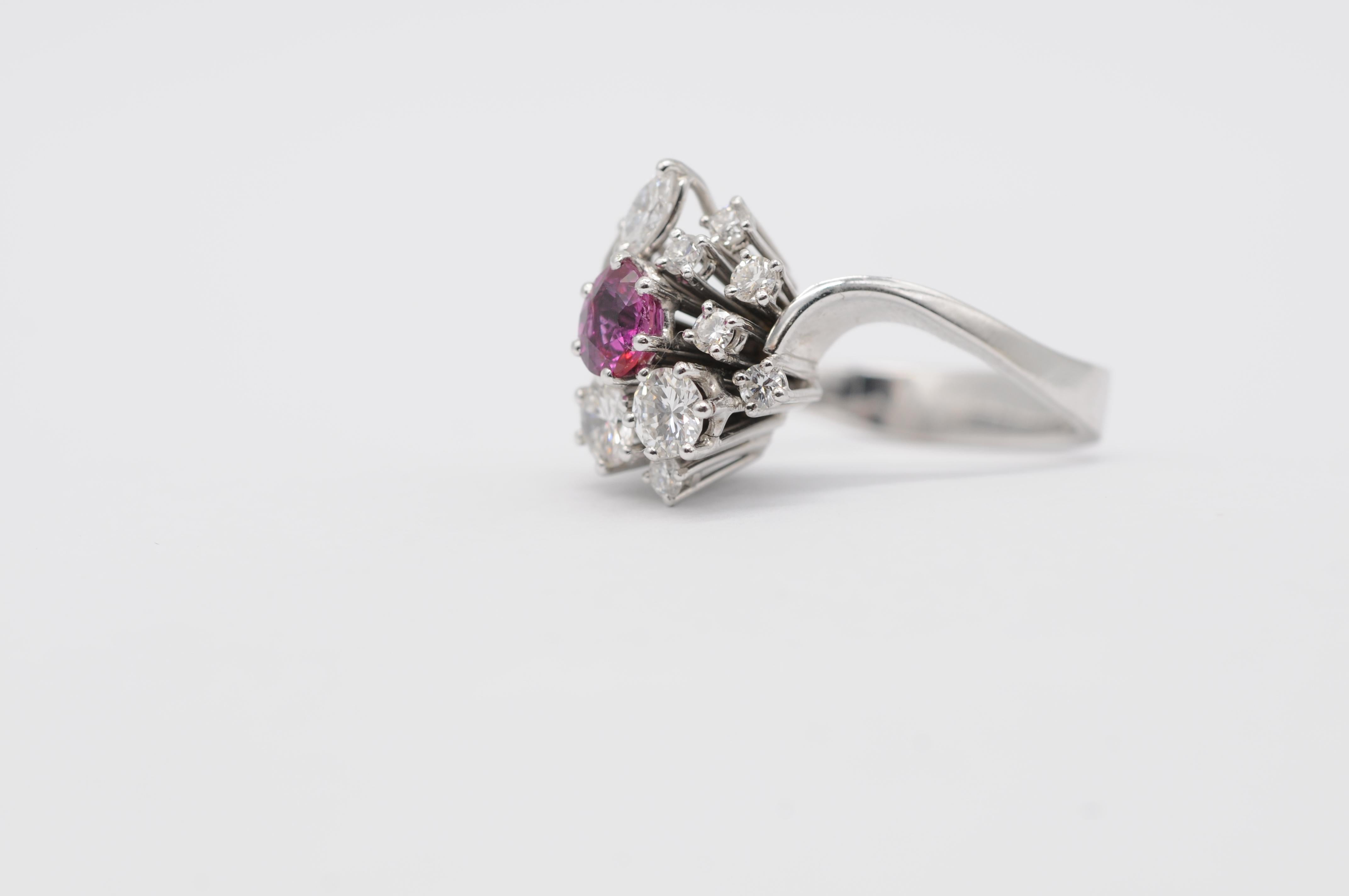 Bague en 18K avec un rubis naturel de 0,50ct, 12 diamants (D-F, VVS-VS), Design Timeless en vente 1