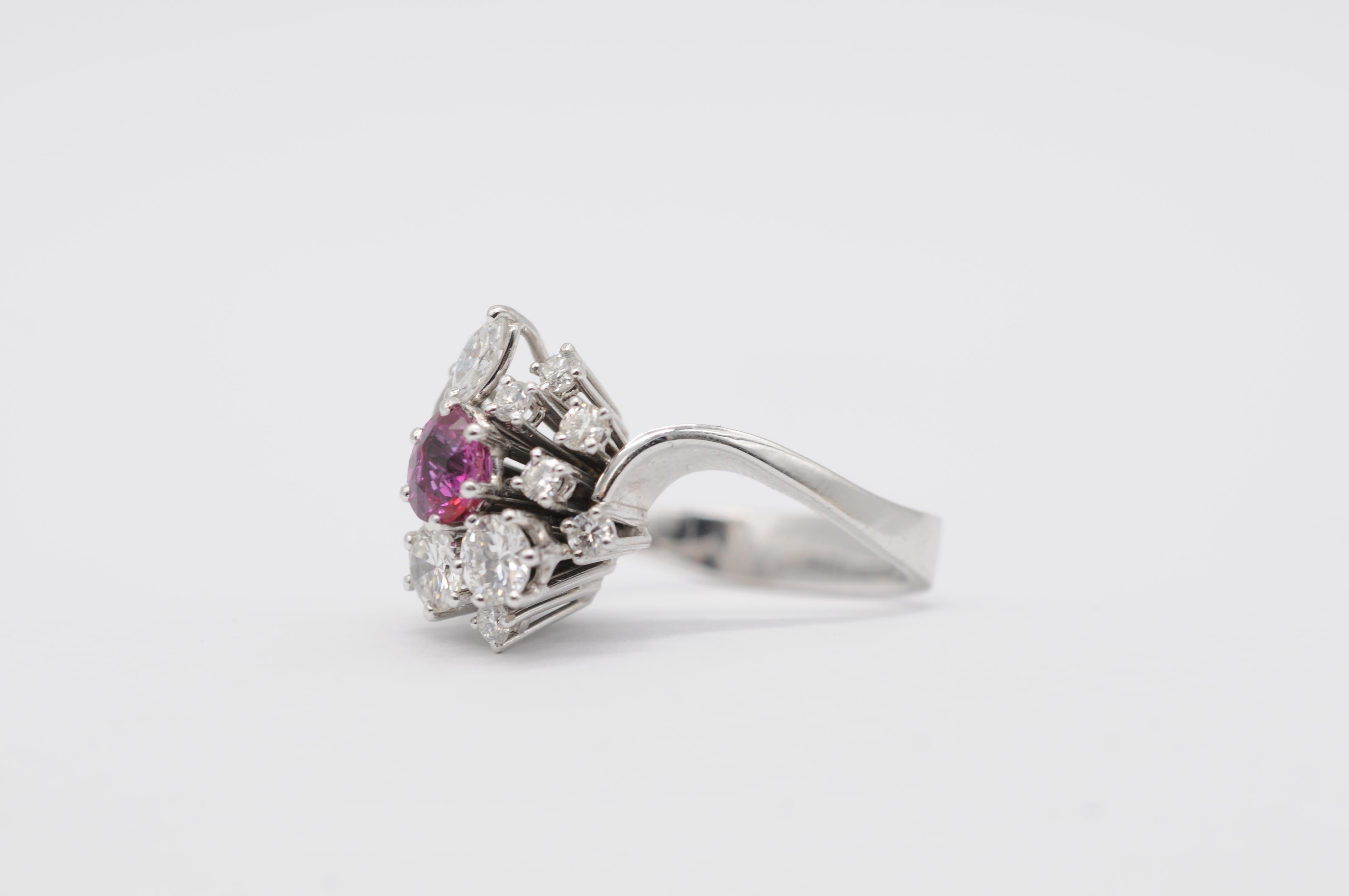 Bague en 18K avec un rubis naturel de 0,50ct, 12 diamants (D-F, VVS-VS), Design Timeless en vente 2