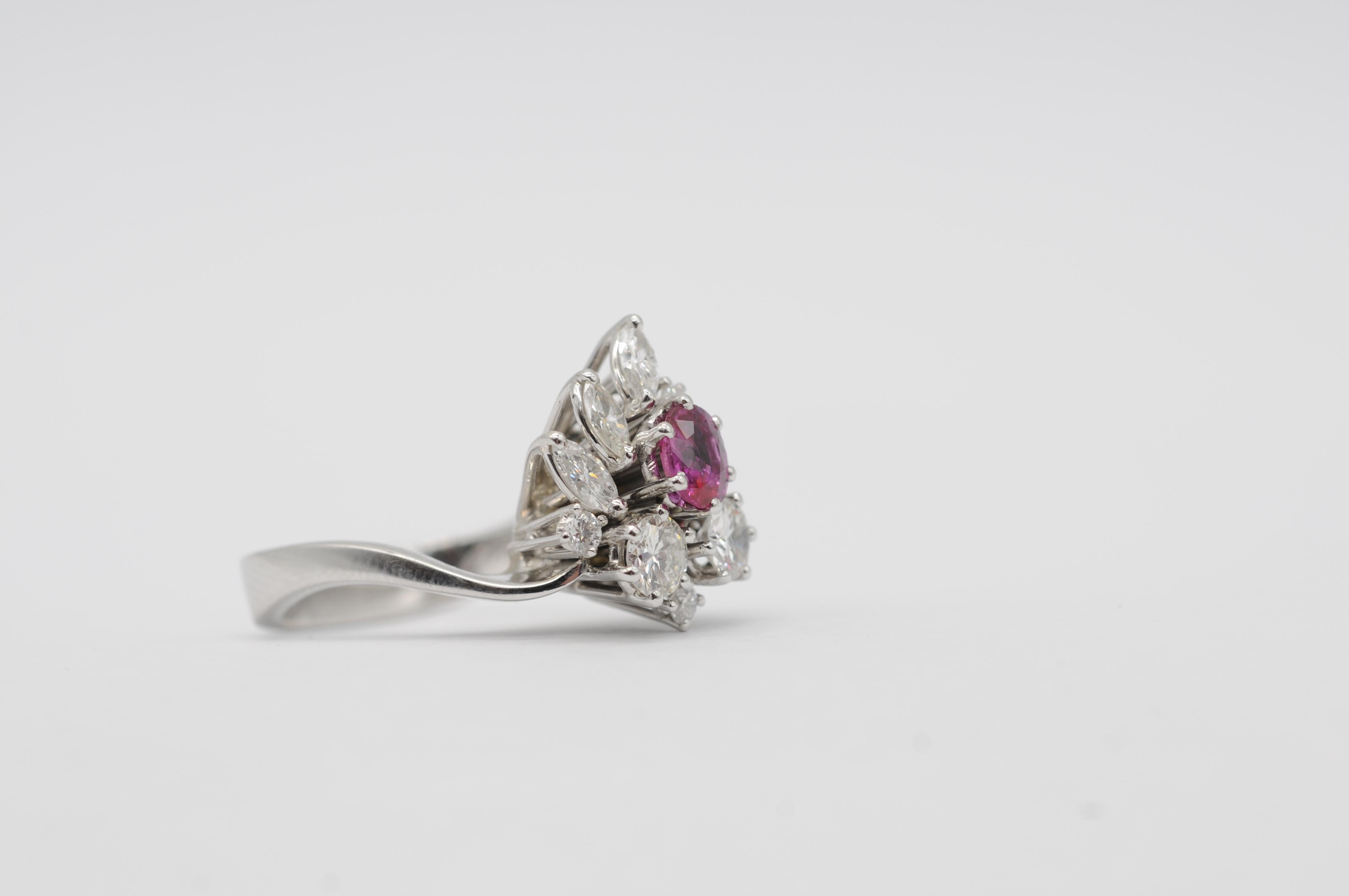 Bague en 18K avec un rubis naturel de 0,50ct, 12 diamants (D-F, VVS-VS), Design Timeless en vente 3